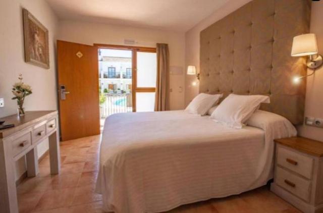 Standard Double or Twin Room with Pool View photo 2