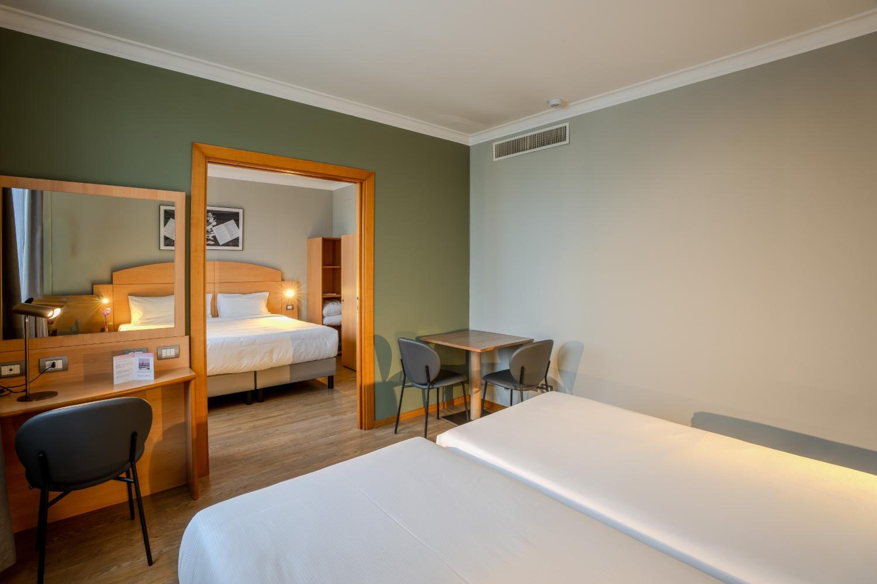 Queen Room with Double Sofa Bed - Photo 4