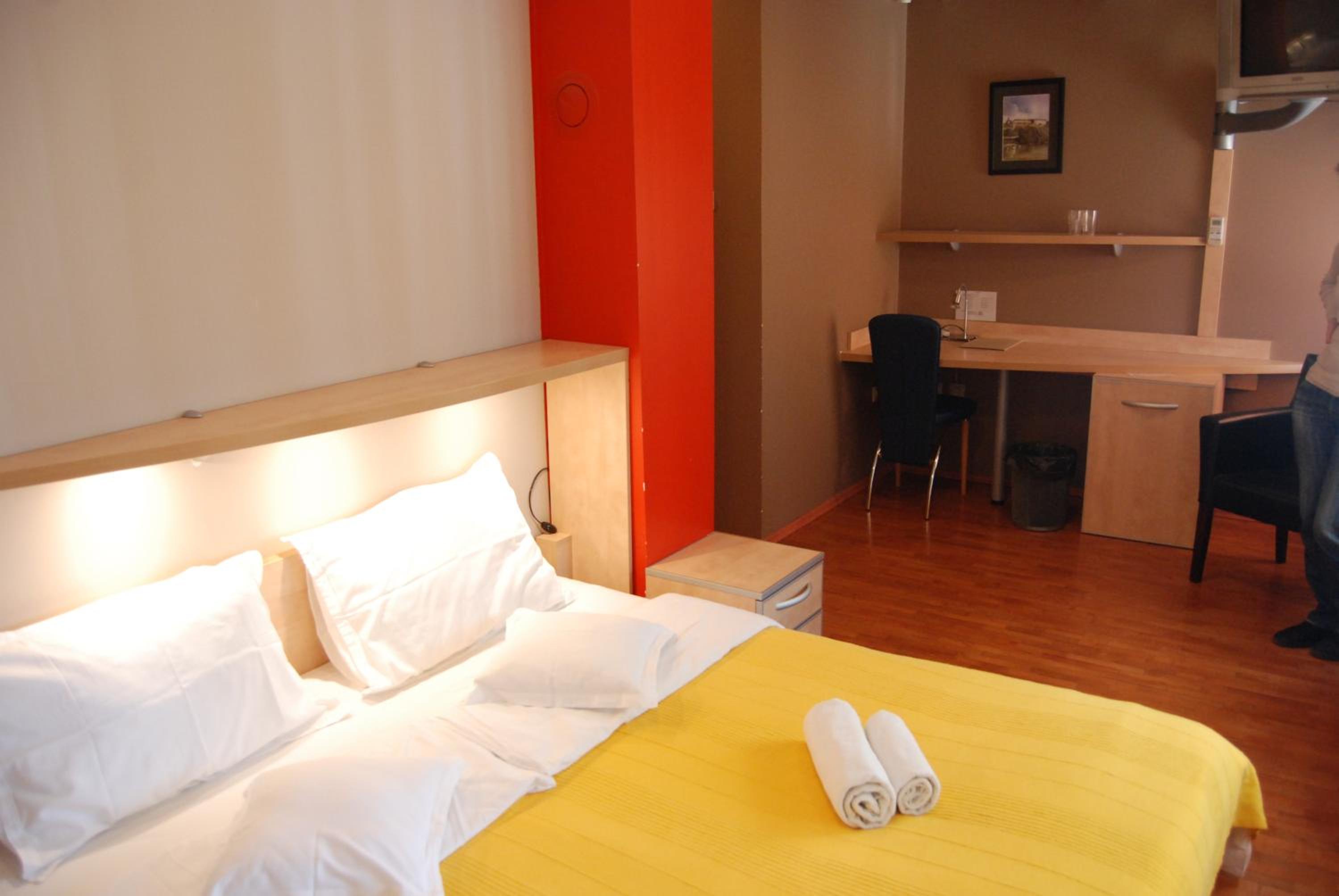 Double Room with Balcony - Photo 7