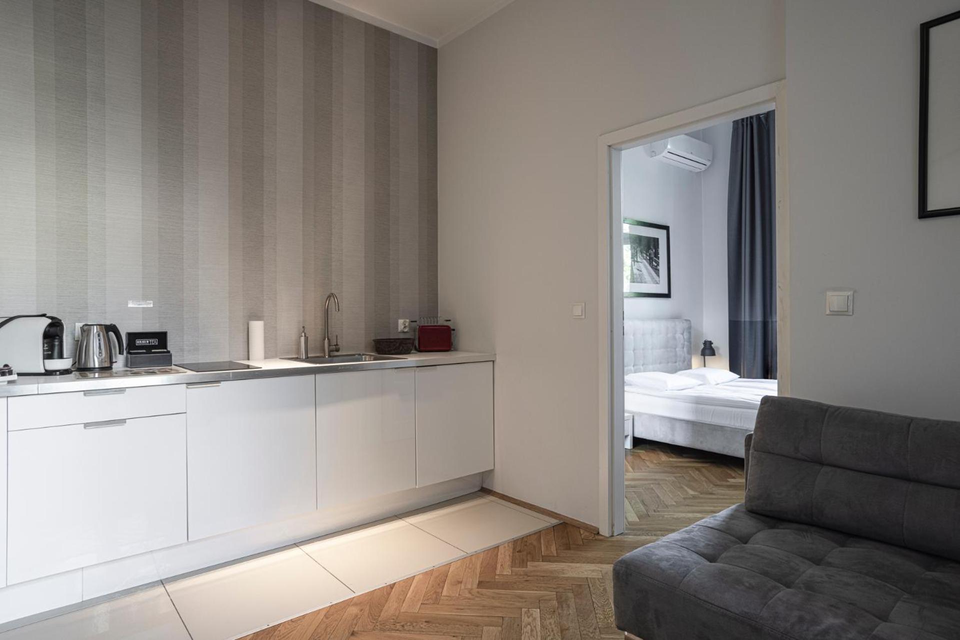 Deluxe King Suite photo 3