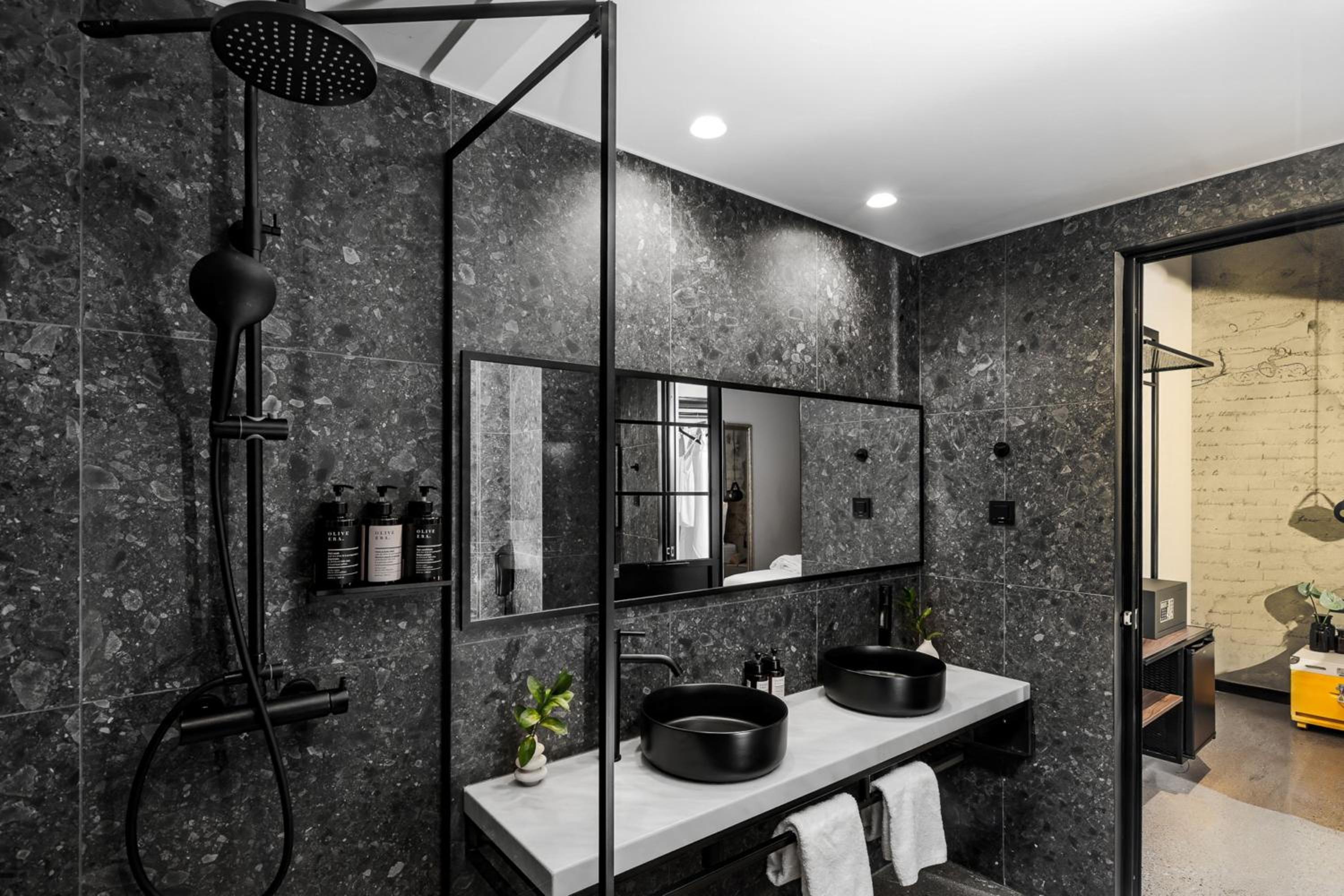 One-Bedroom Queen Suite
