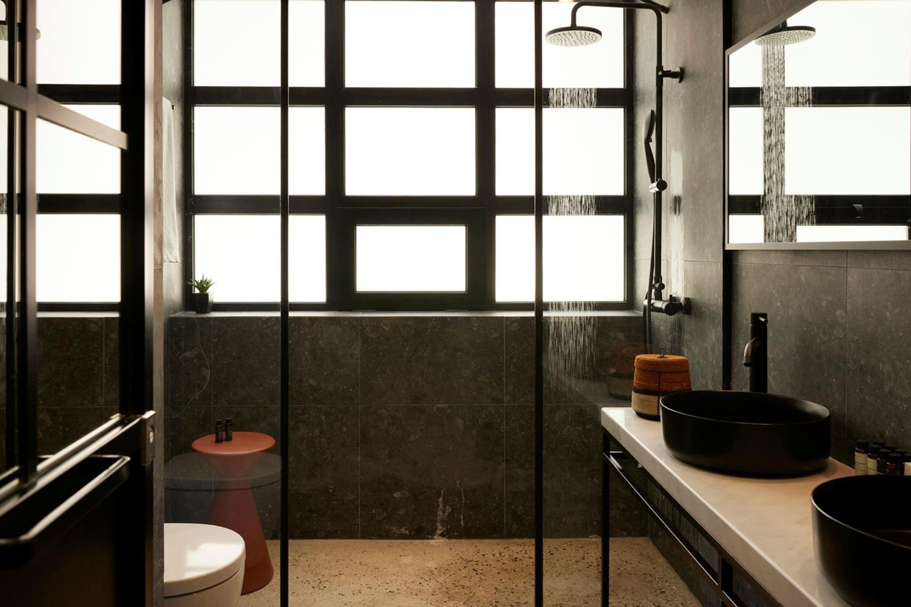 One-Bedroom Queen Suite thumbnail 6