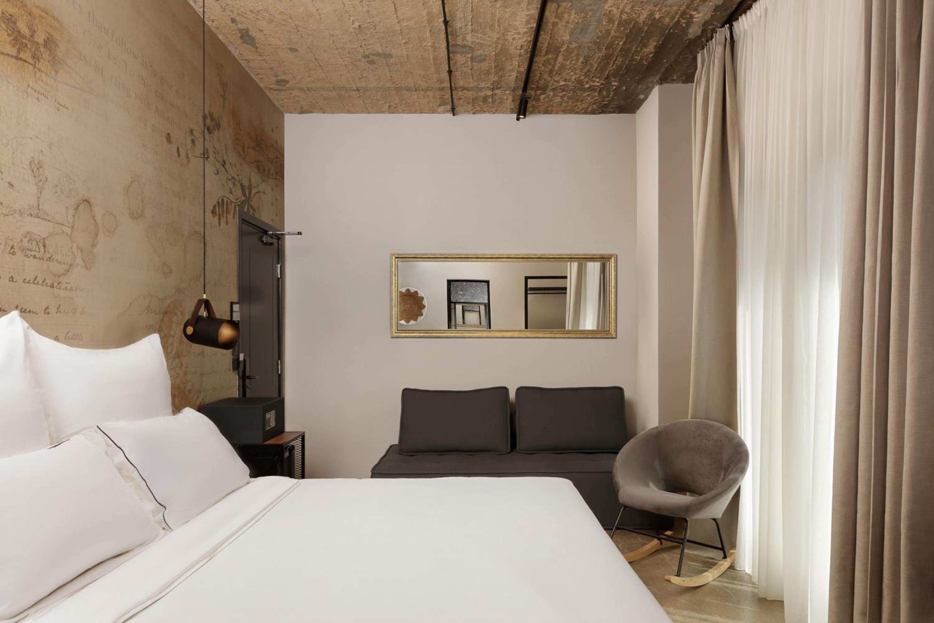 Deluxe Queen Room with Terrace and Whirlpool thumbnail 6