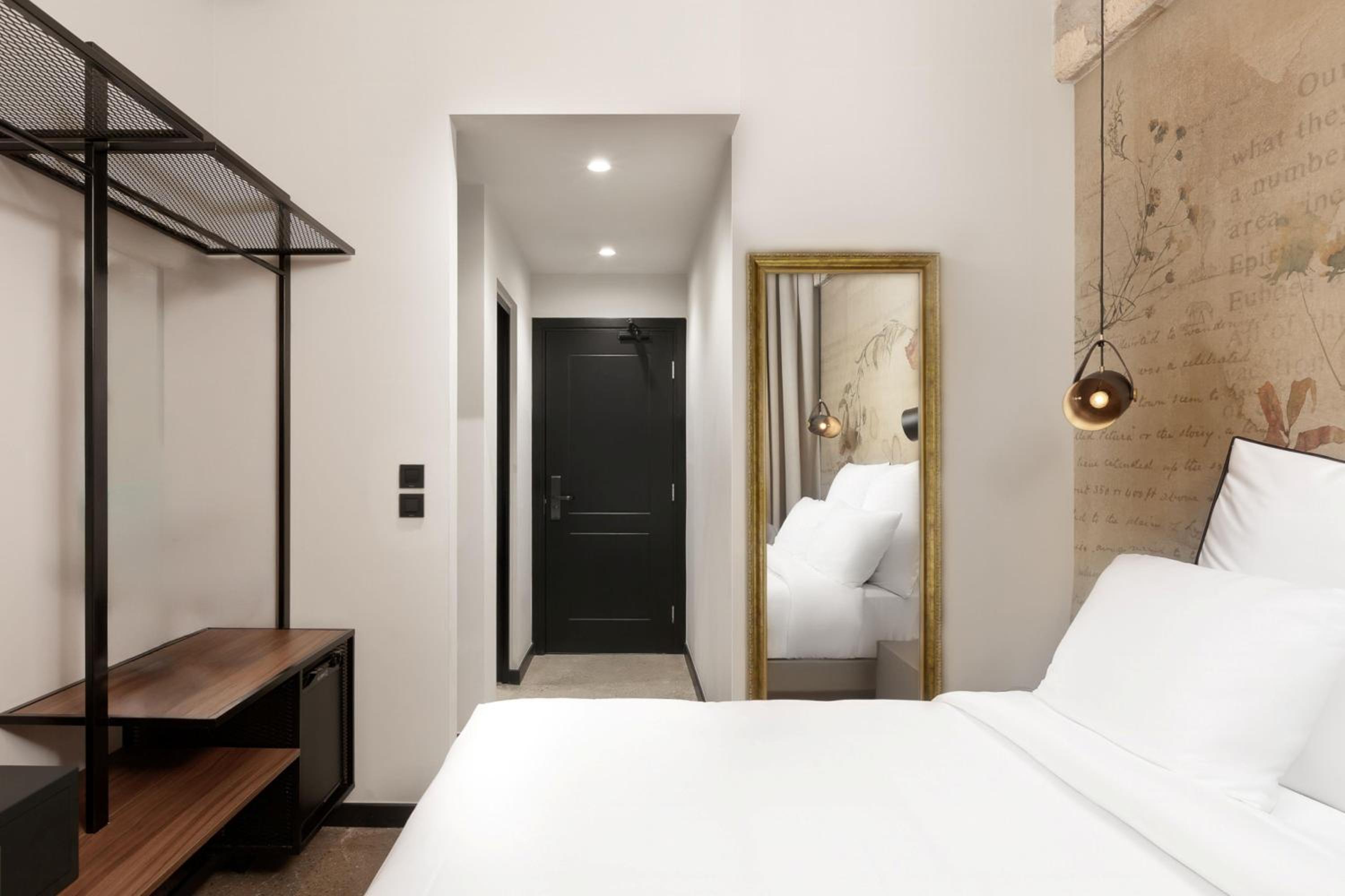 Deluxe Queen Room with Balcony