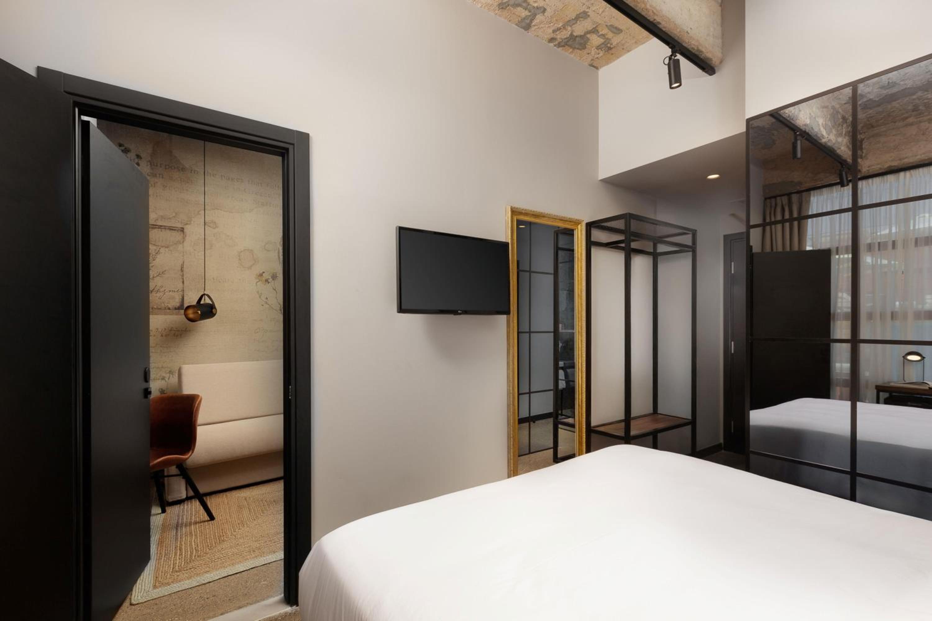 Two-Bedroom Family Room with Queen Bed thumbnail 6