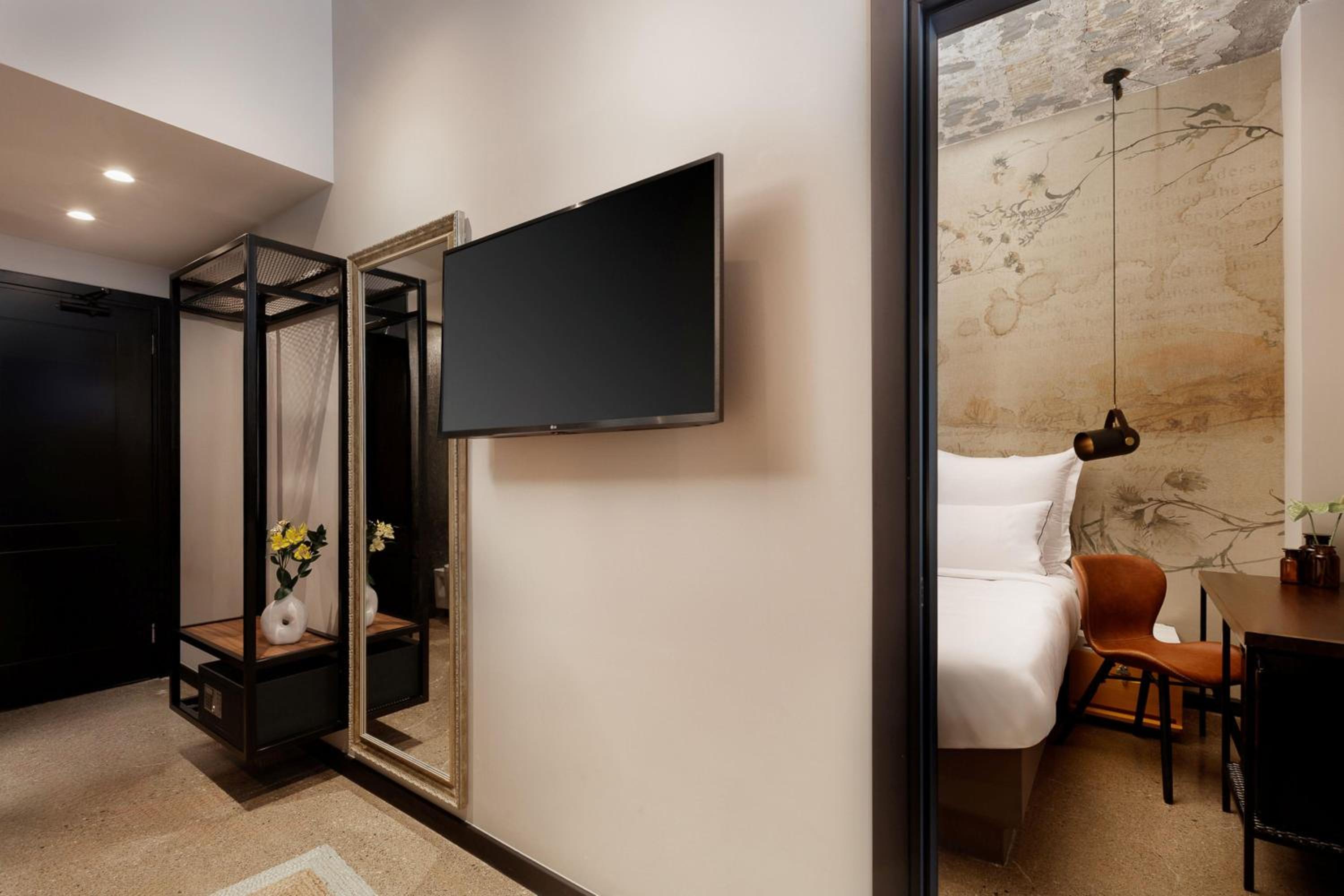 Two-Bedroom Family Room with Queen Bed
