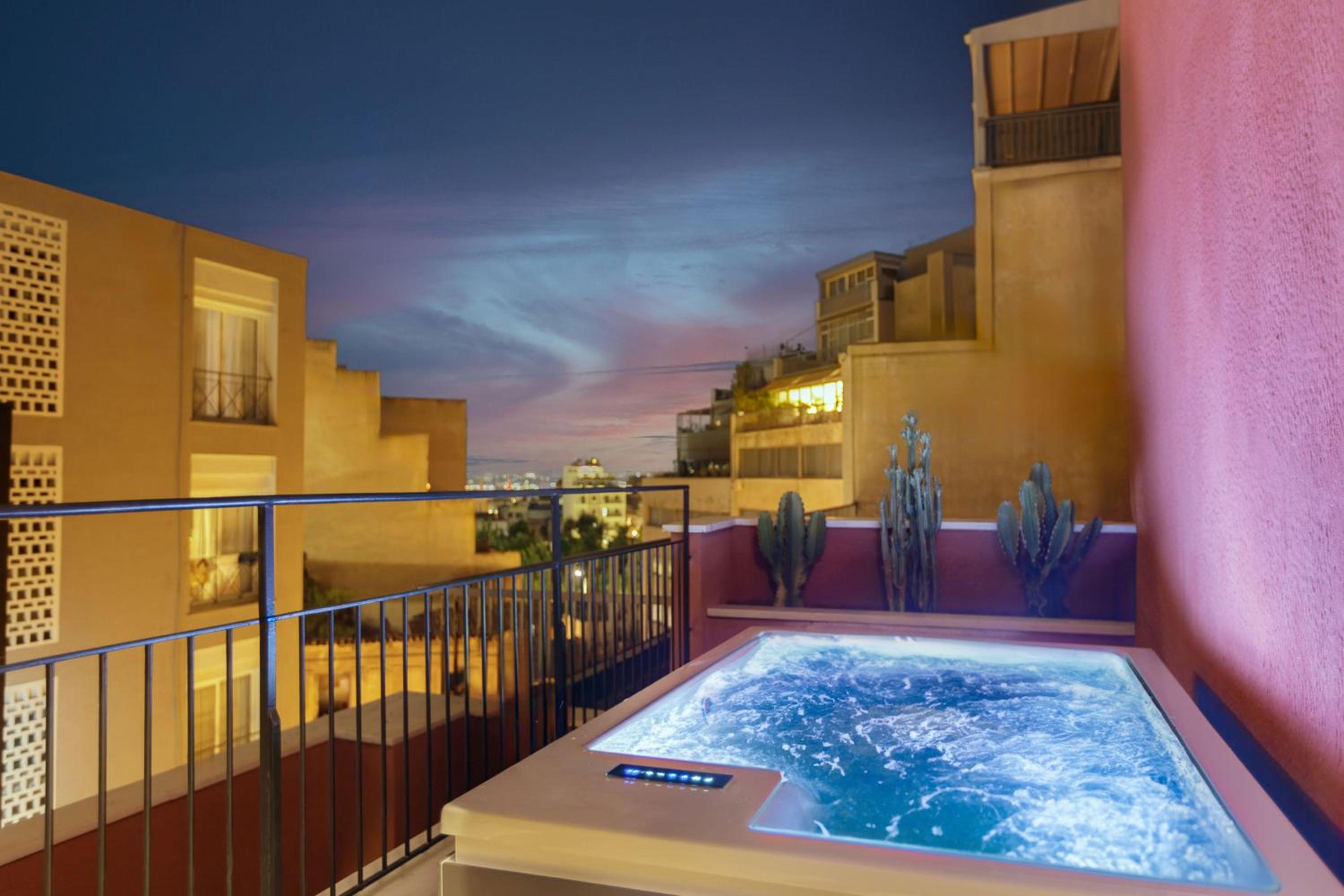 Deluxe Queen Room with Terrace and Whirlpool thumbnail 5