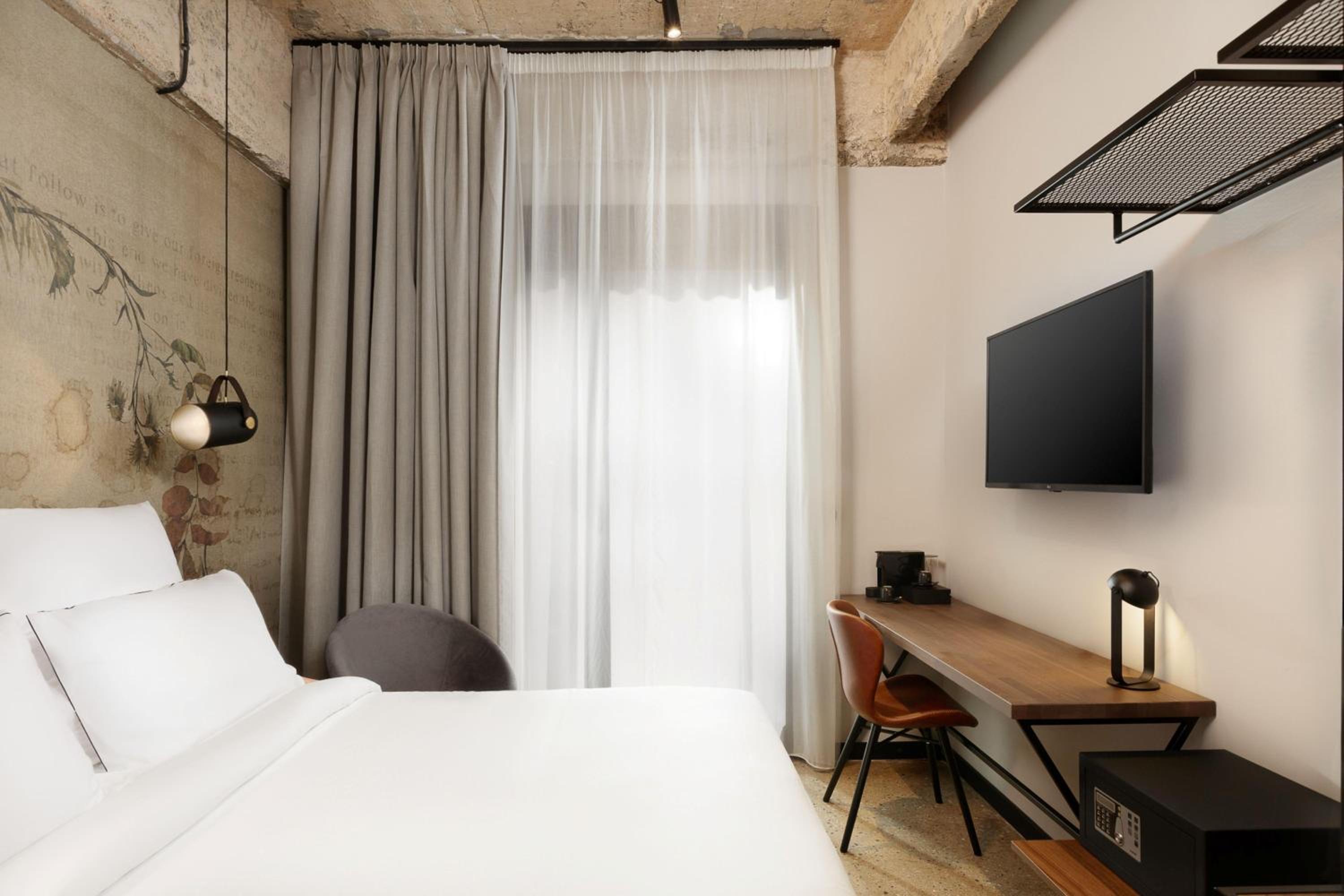 Deluxe Queen Room with Balcony thumbnail 5