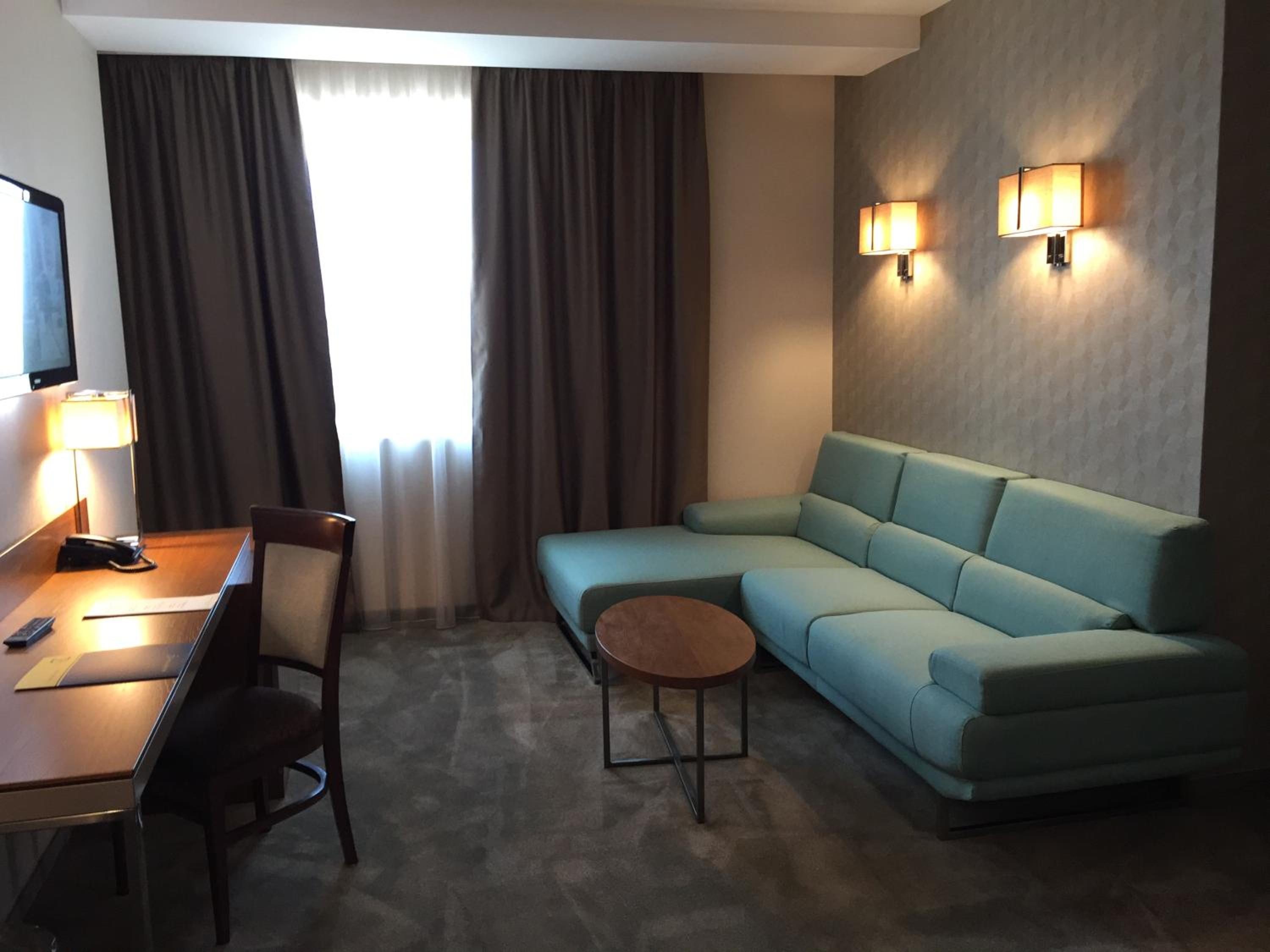 Small Corner Suite 1 King Bed, 40Sqm, Free Wifi, Living Room, Air Conditionning, Shower