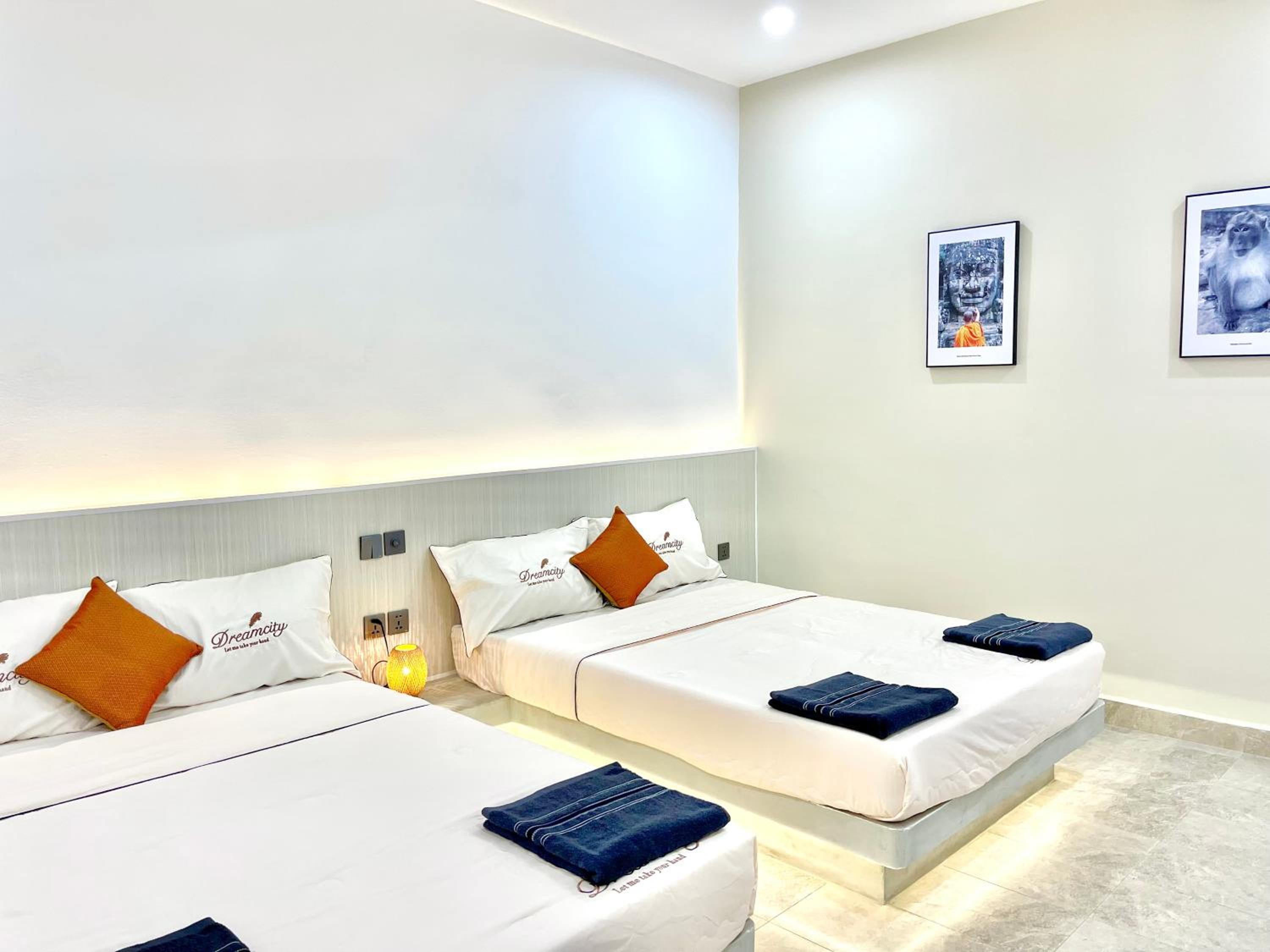 Standard Queen Room with Two Queen Beds photo 1