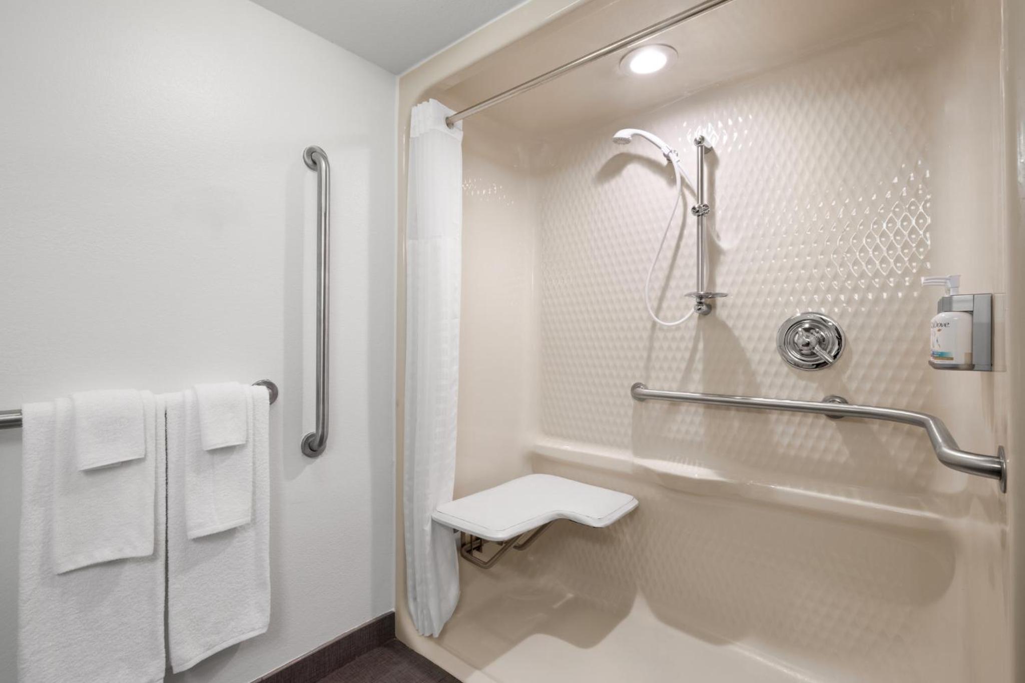 Standard Queen Room with Shower - Mobility/Communications Accessible photo 2