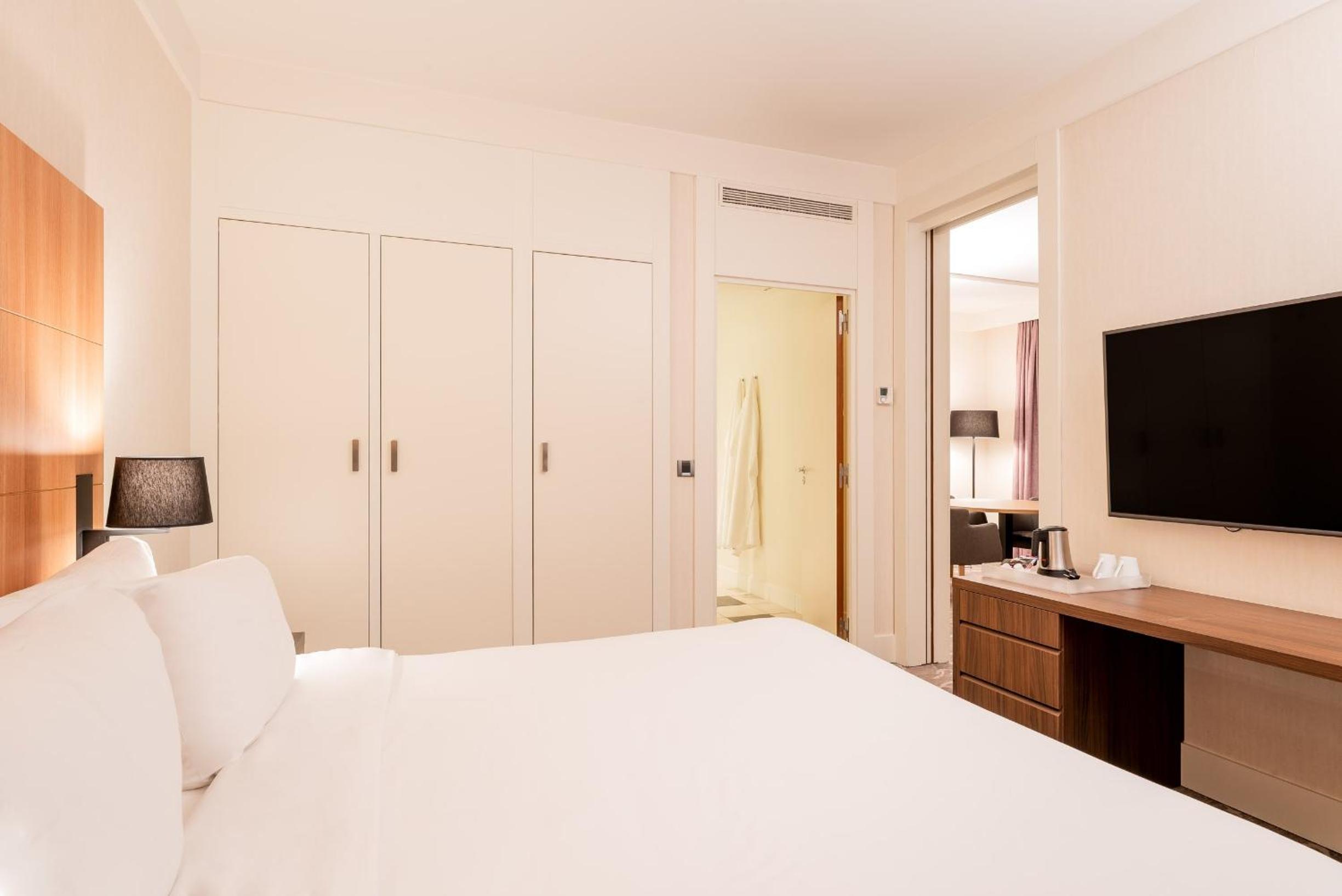 One-Bedroom Suite with Golf View and Living Area - Photo 2