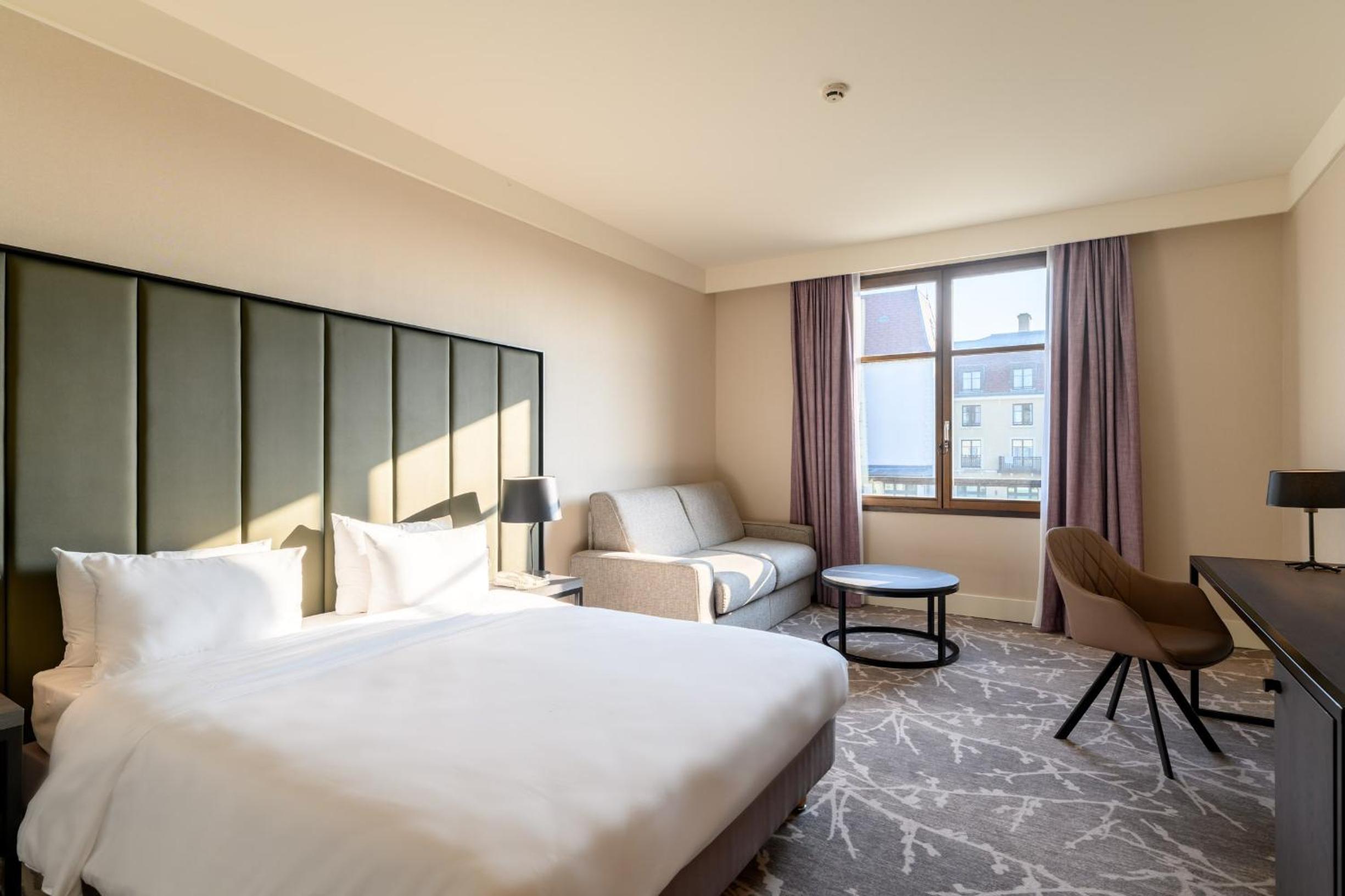 Premium King Room with Sofa Bed - Photo 2