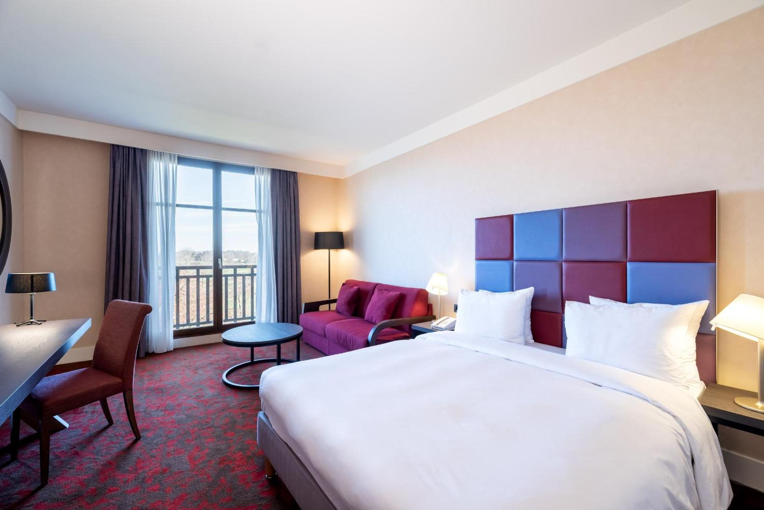 Premium King Room with Sofa Bed and Golf View photo 2