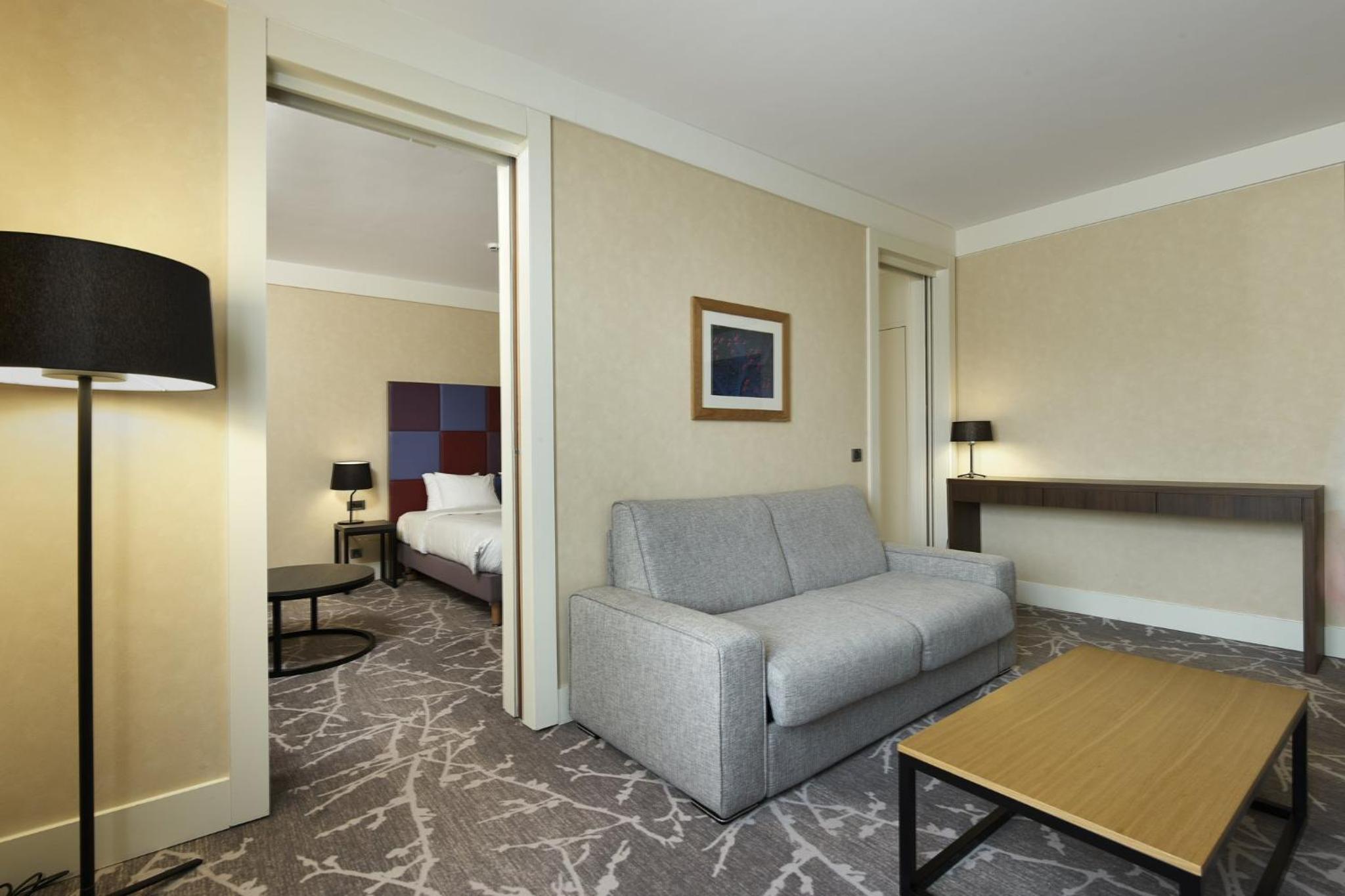 Junior King Suite with Living Area - Photo 3
