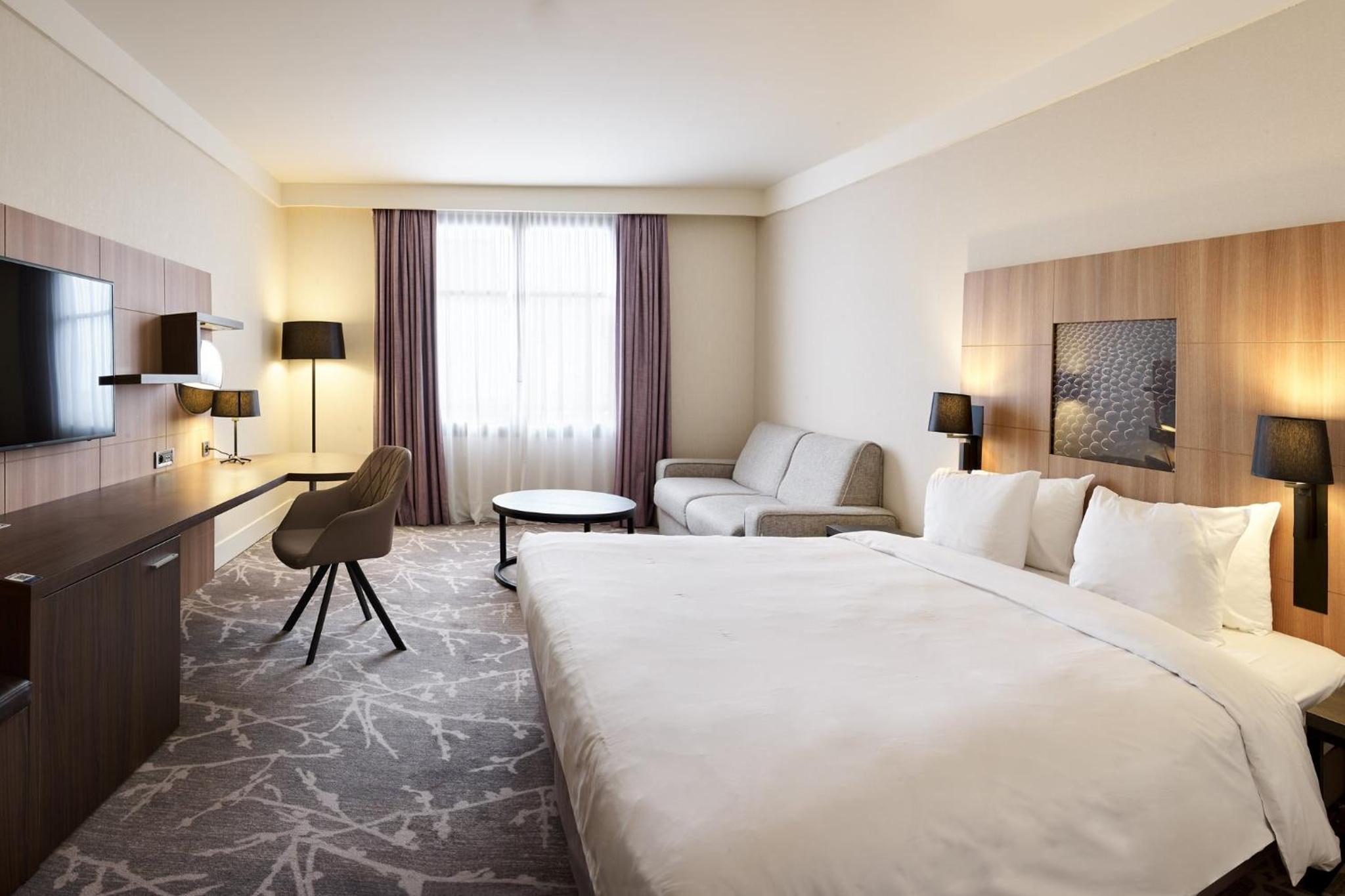 Premium King Room with Sofa Bed - Photo 3