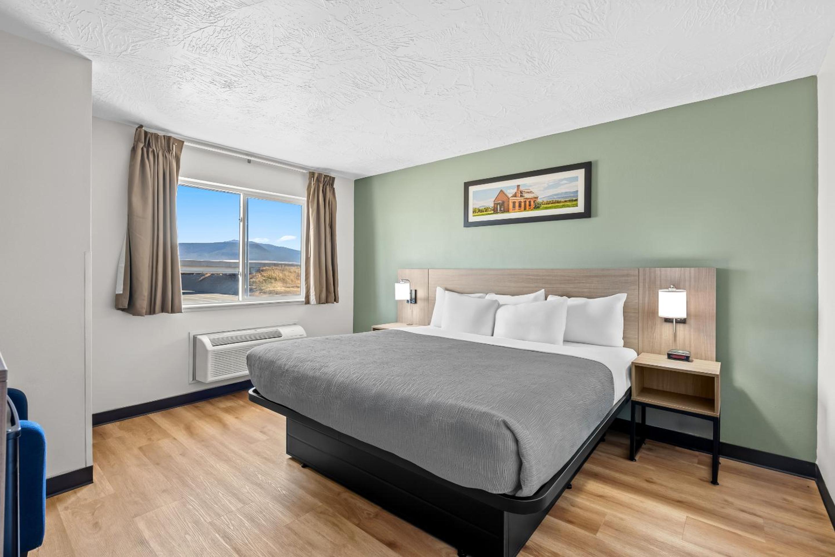 Suite with One King and Two Queen Beds - Non-Smoking - Photo 5