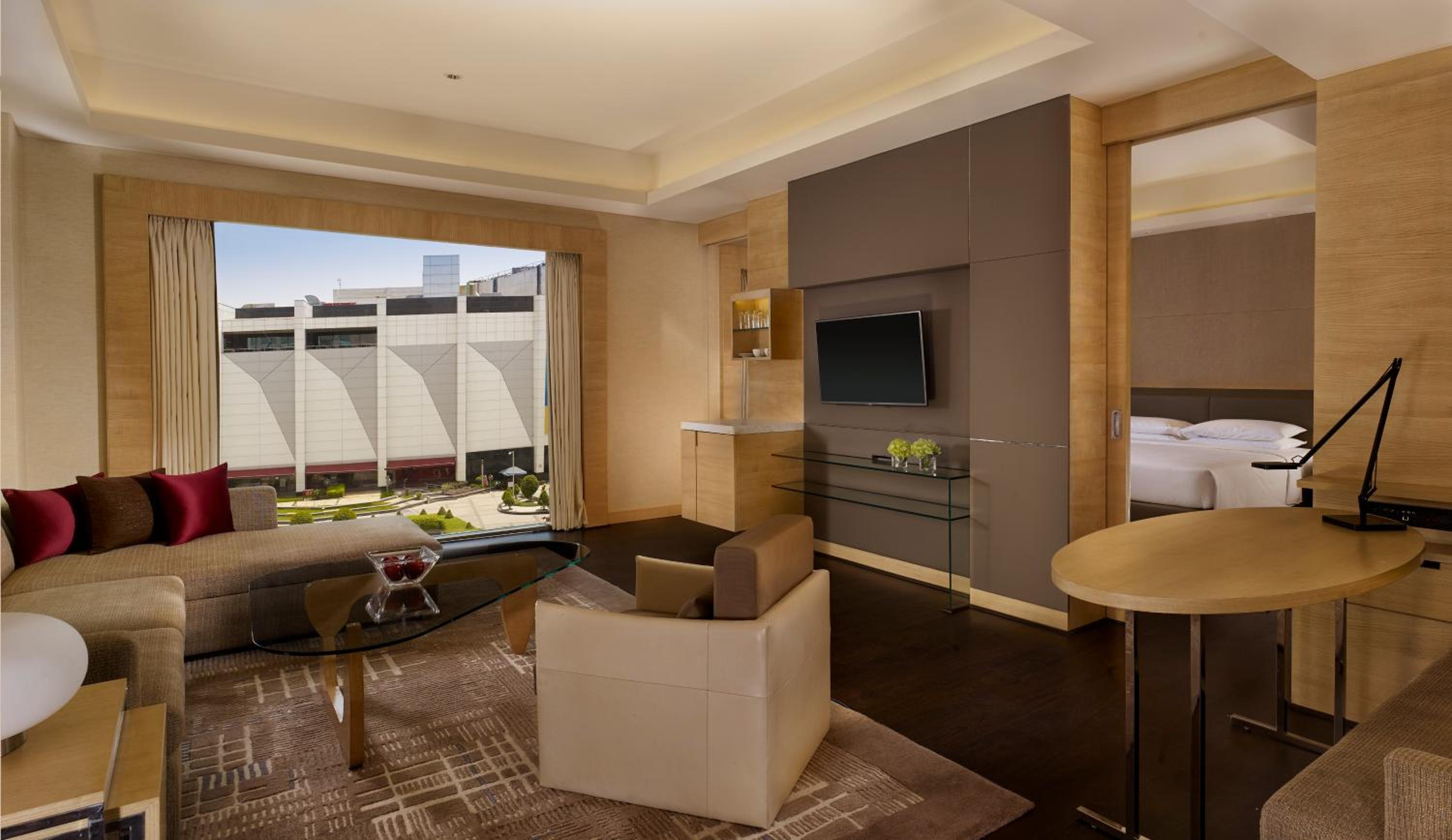 Regency Suite with Bathtub & Unlimited Complimentary IMFL beverages from 18:00 HRS to 20:00 HRS & One way Airport transfers photo 2