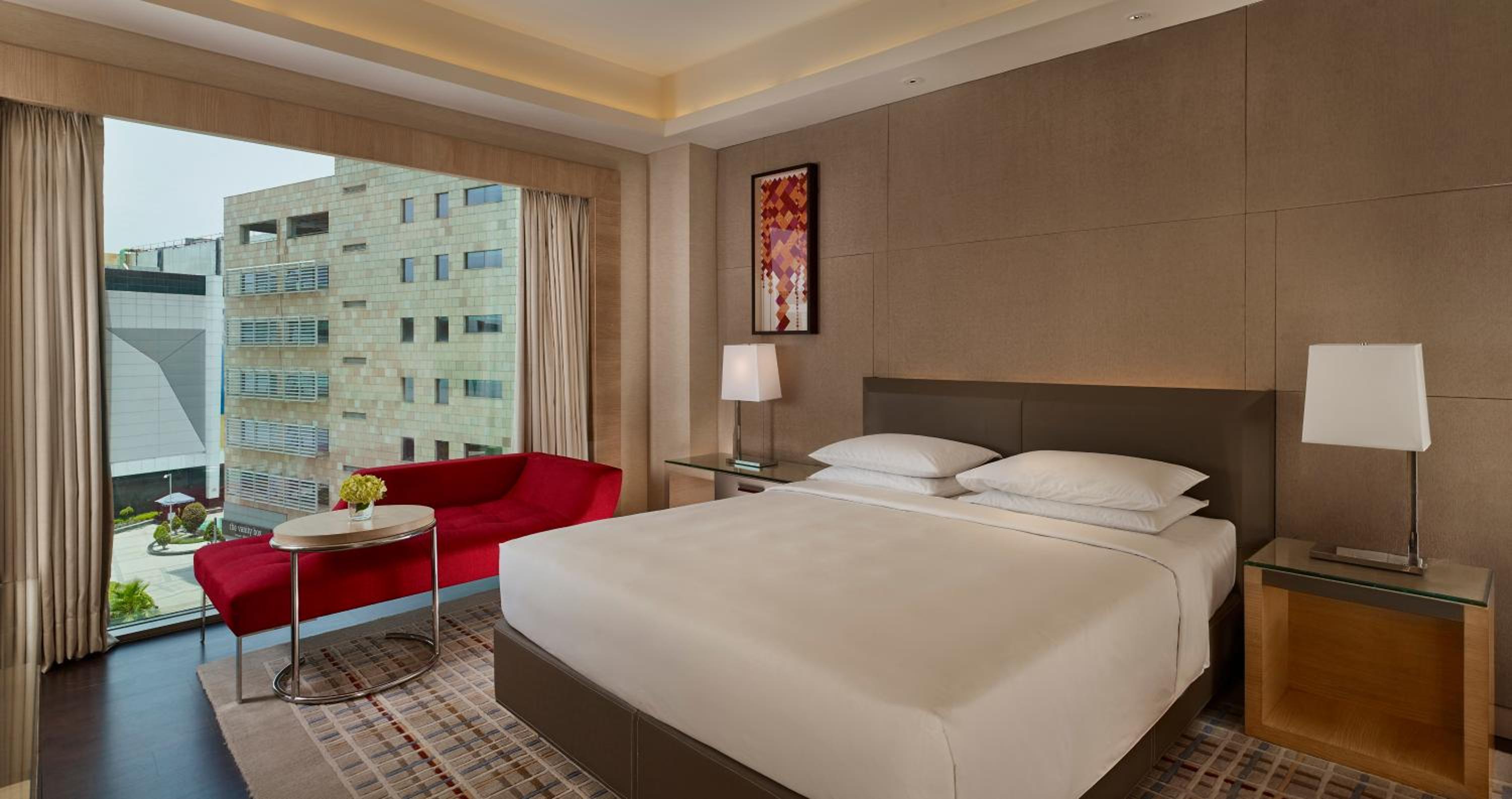 Regency Suite with Bathtub & Unlimited Complimentary IMFL beverages from 18:00 HRS to 20:00 HRS & One way Airport transfers photo 3