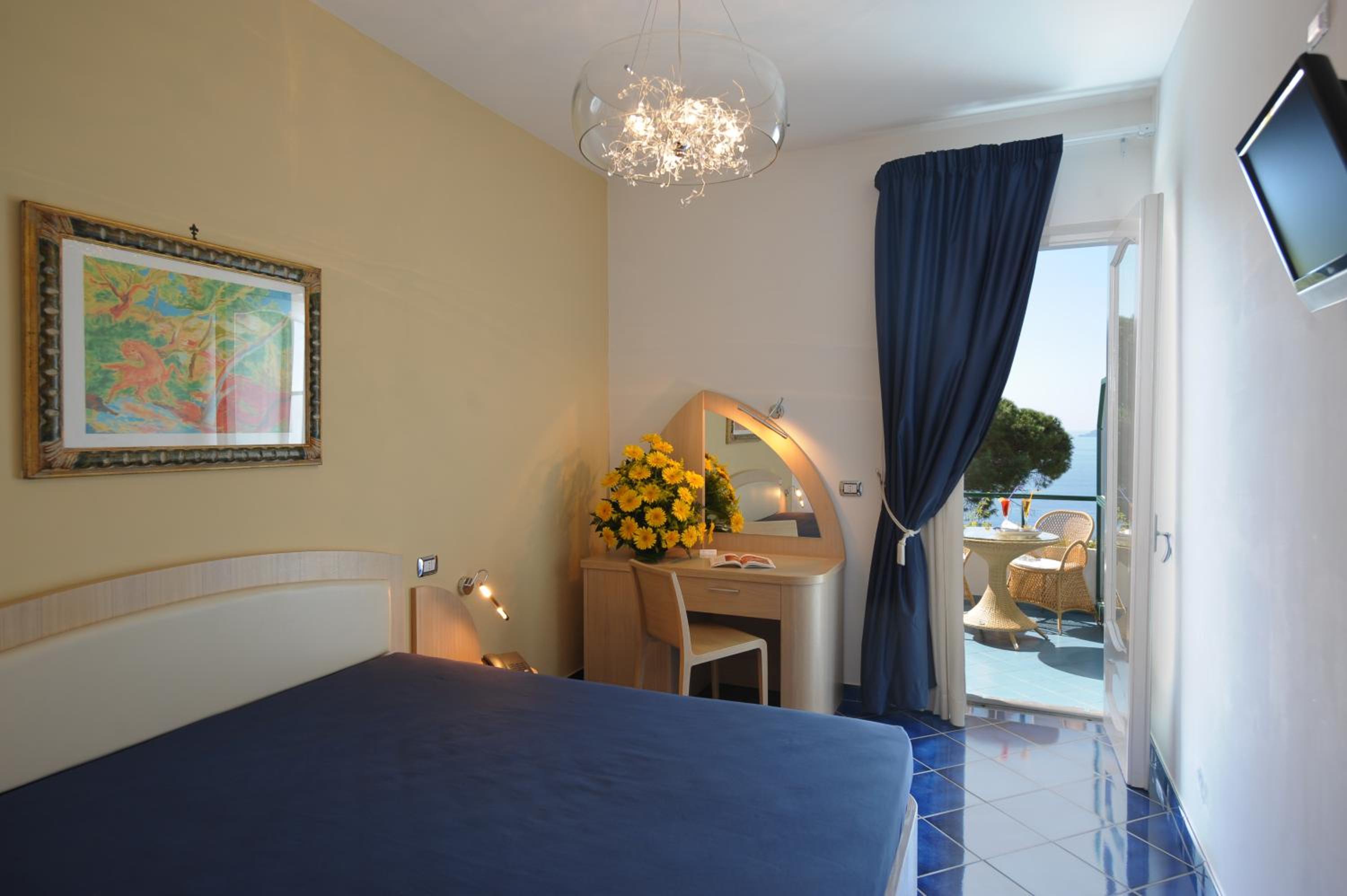 Superior Double Room with Private Balcony and Sea View - Photo 4