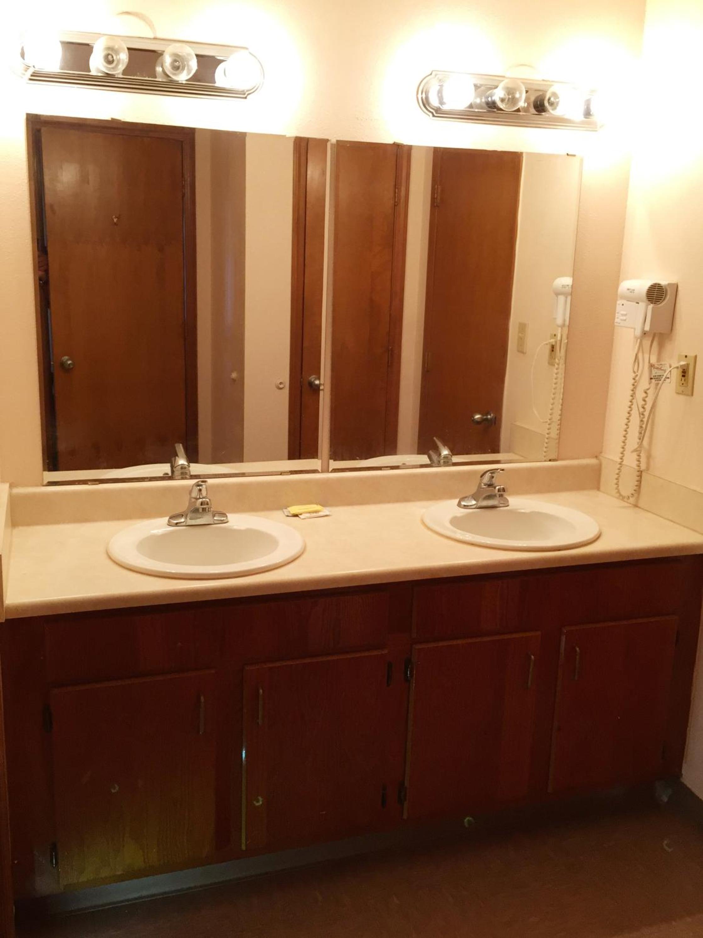 Deluxe King Suite - Photo 5
