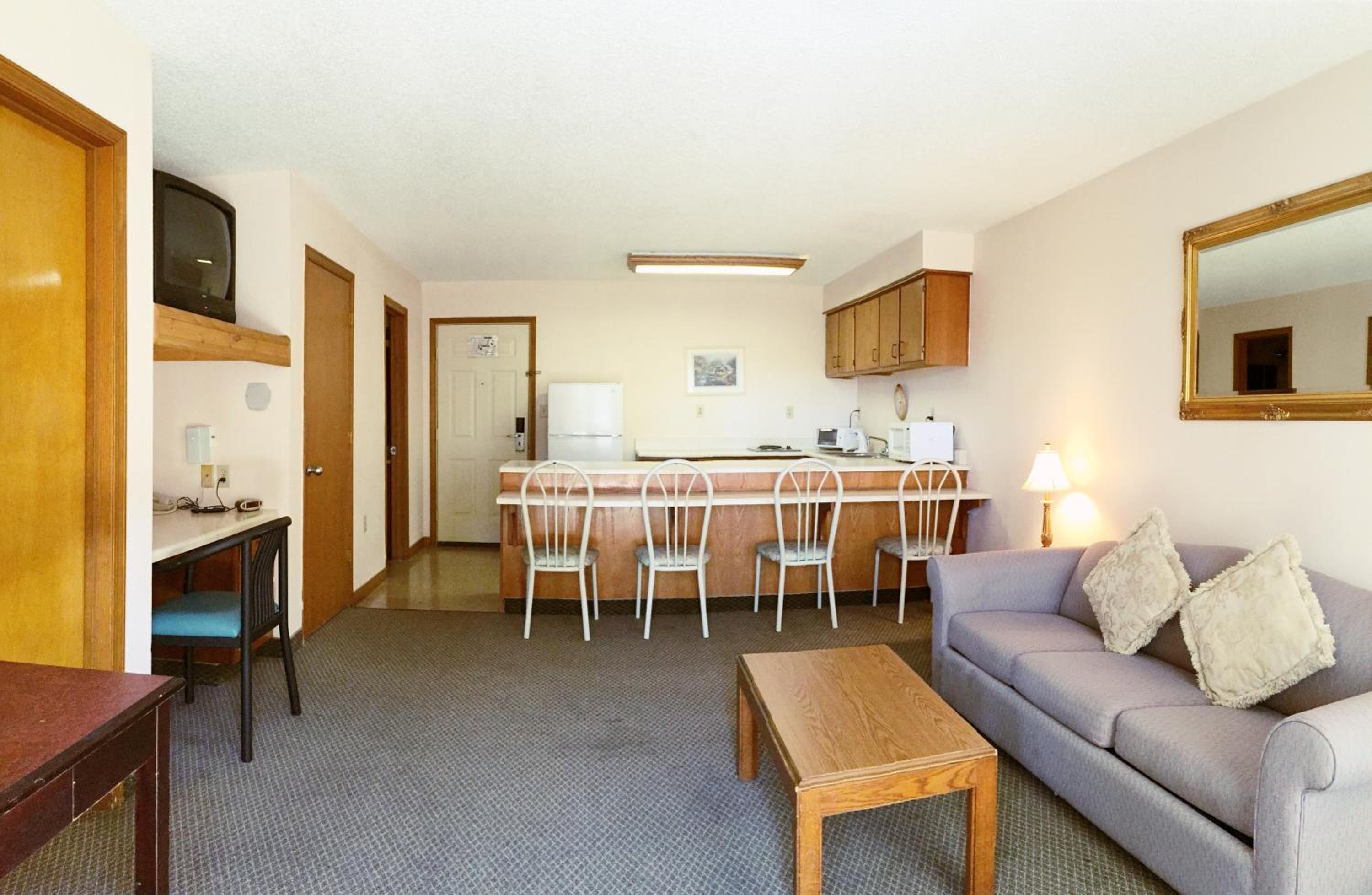 Deluxe King Suite - Photo 3