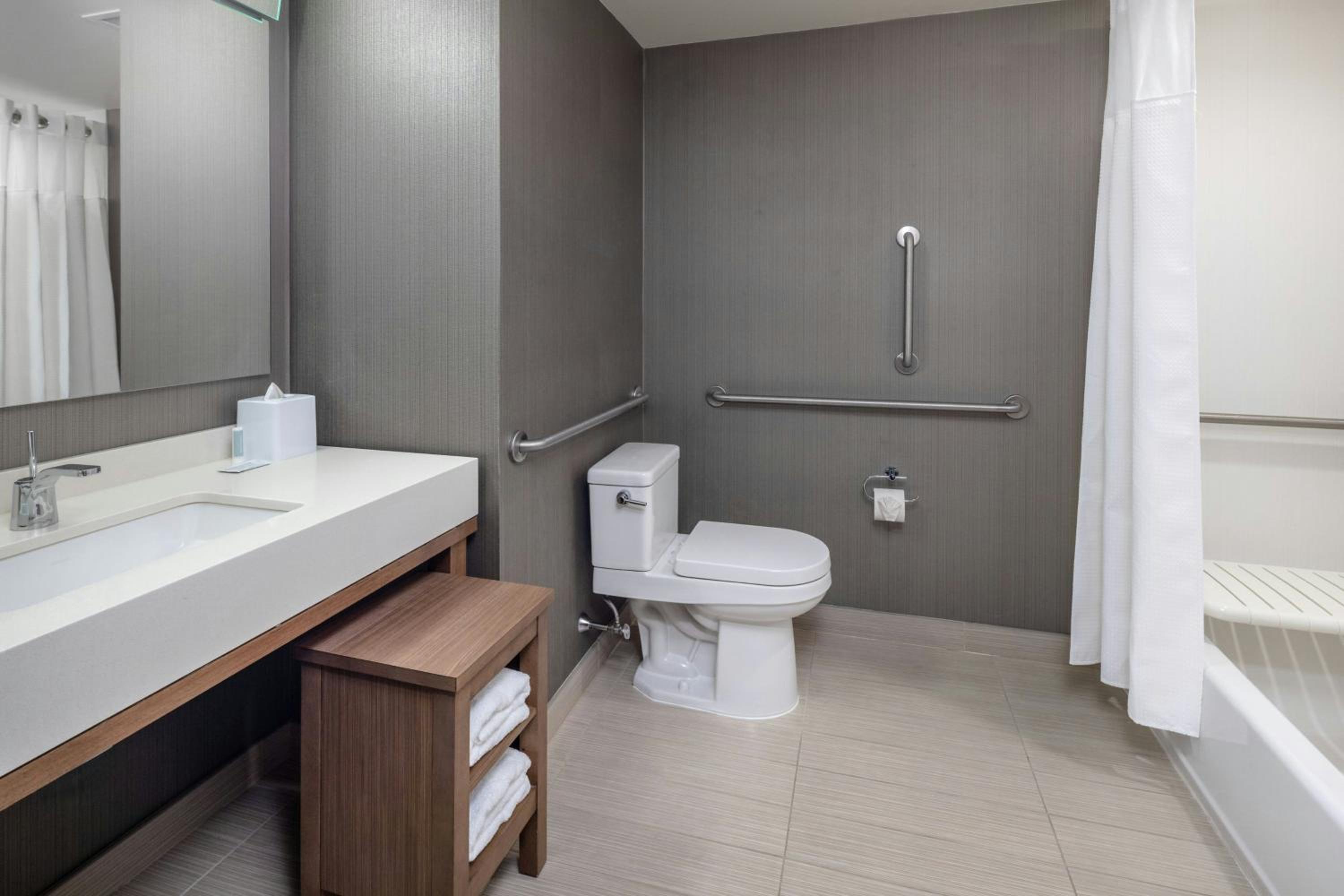 King Room with Sofa Bed - Hearing Accessible photo 3