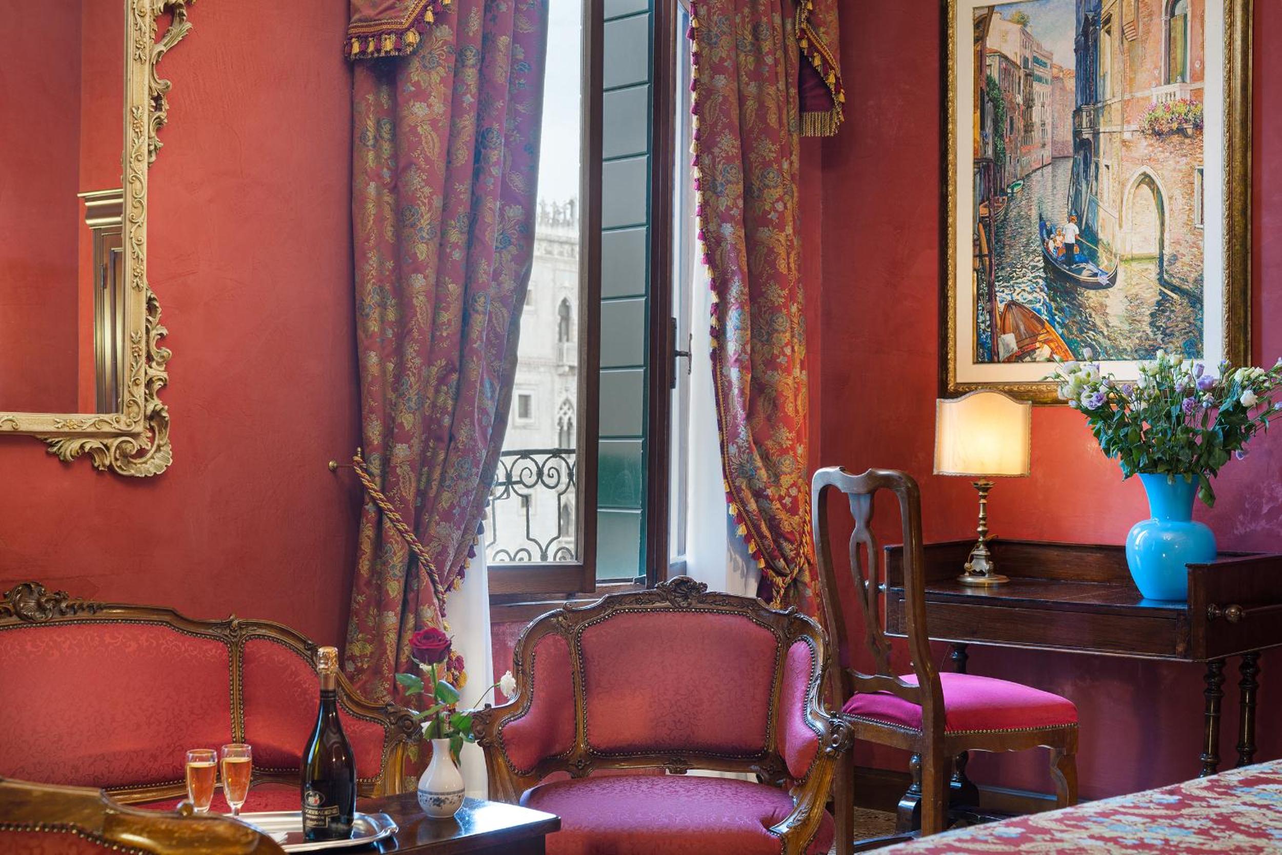 Deluxe Double Room - Grand Canal View photo 2