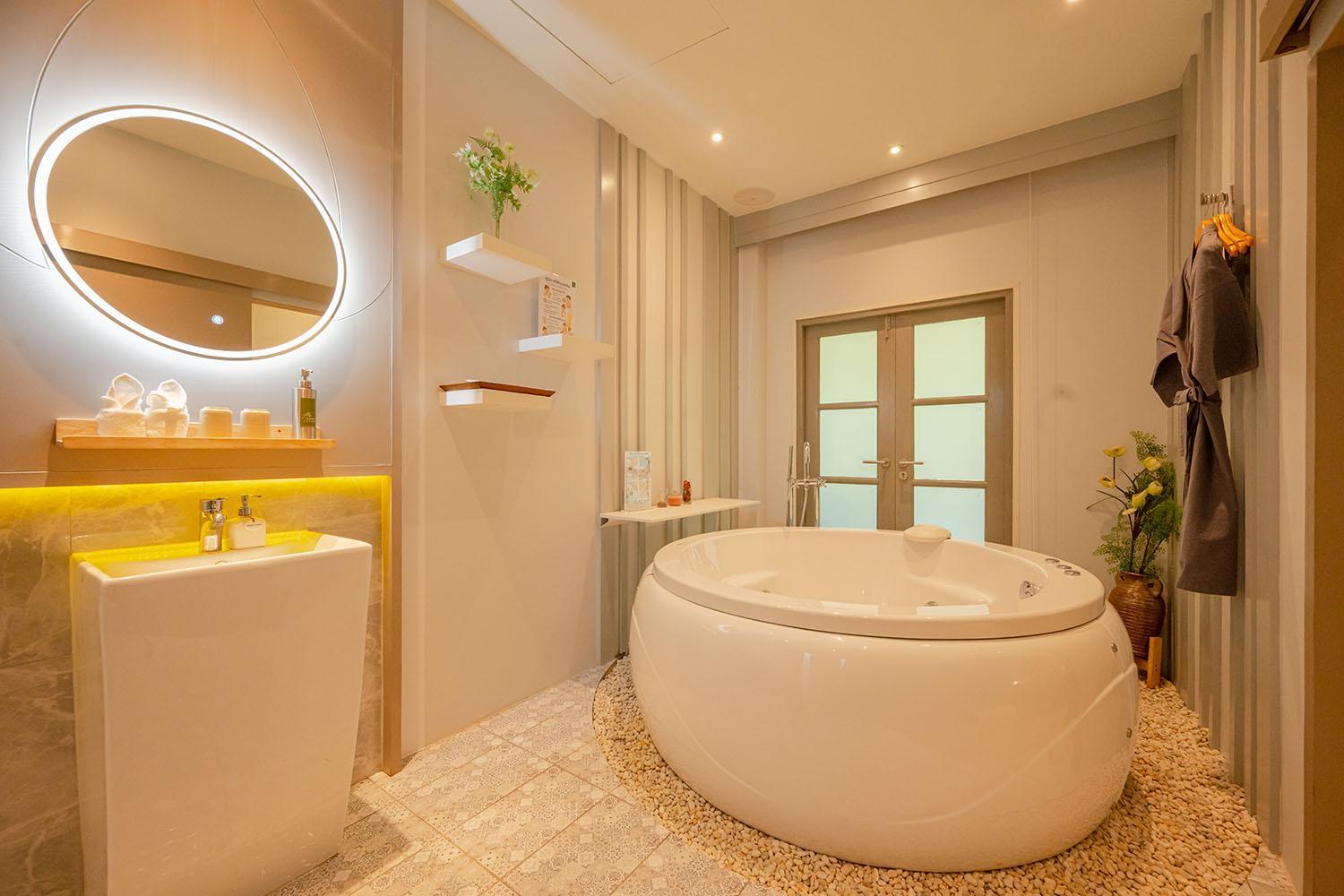 Standard Queen Room with Spa Access photo 3