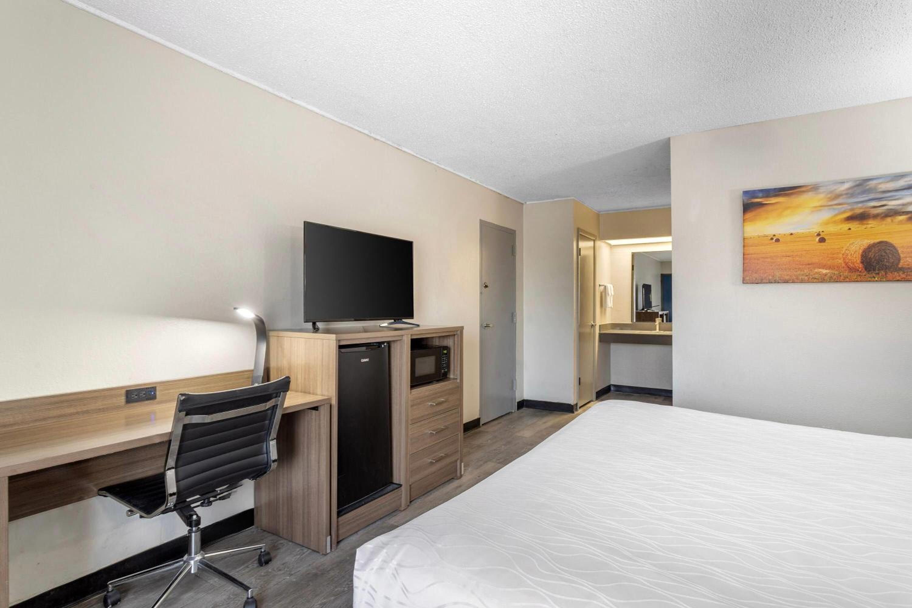 King Room with Roll-in Shower - Mobility Access/Non-Smoking photo 1