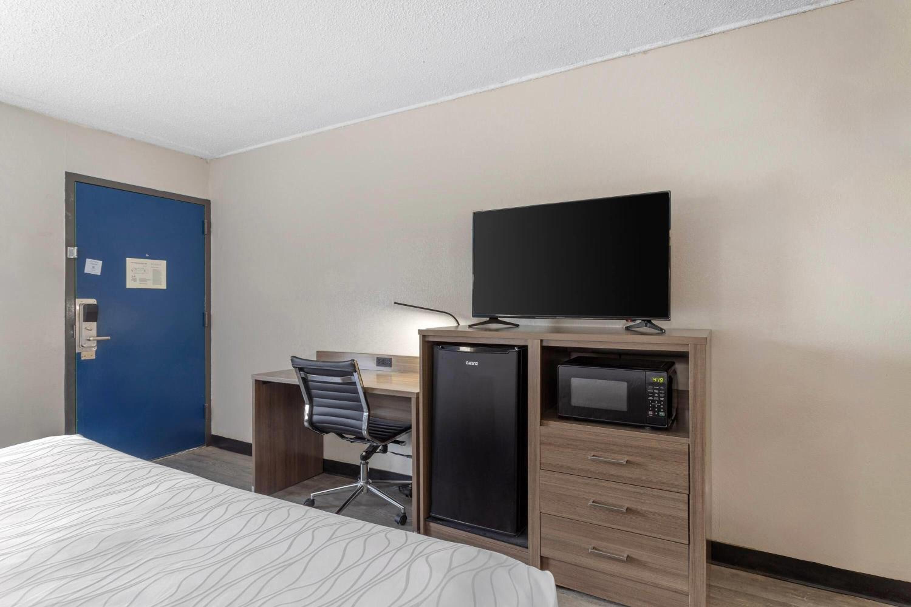 King Room with Roll-in Shower - Mobility Access/Non-Smoking photo 3