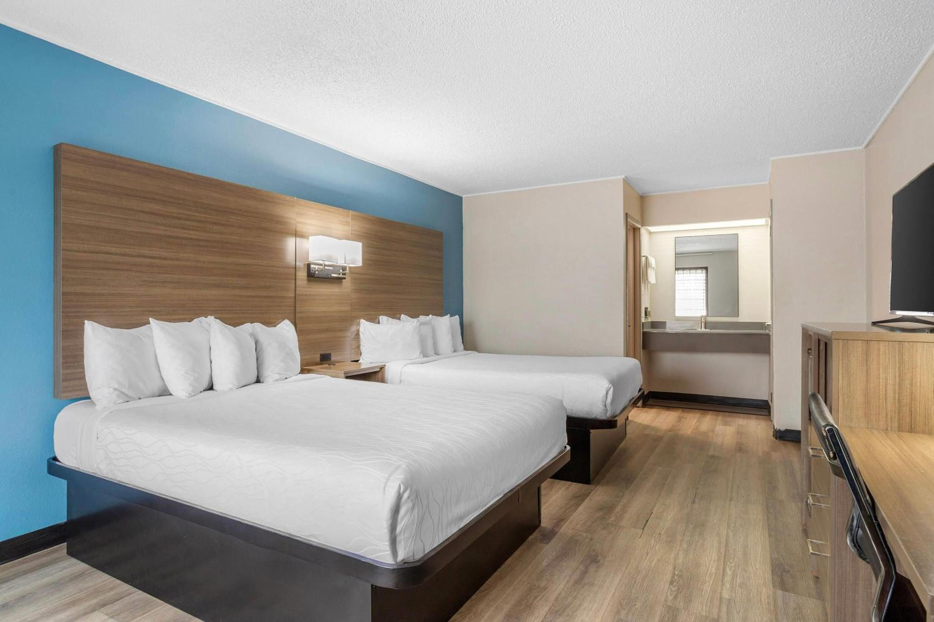 Queen Room with Two Queen Beds - Non-Smoking - Photo 1