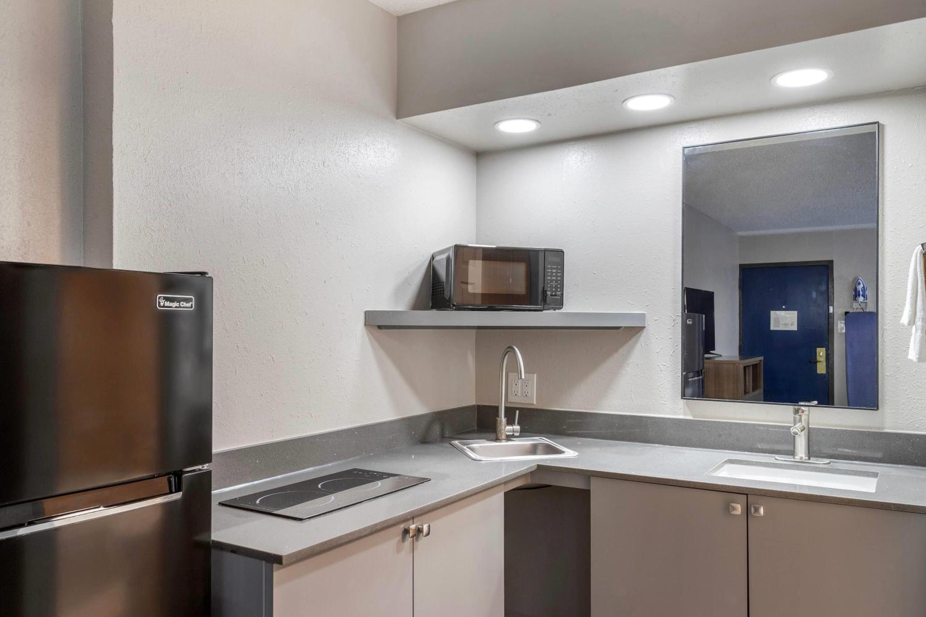 Deluxe King Room with Kitchenette - Non-Smoking - Photo 1