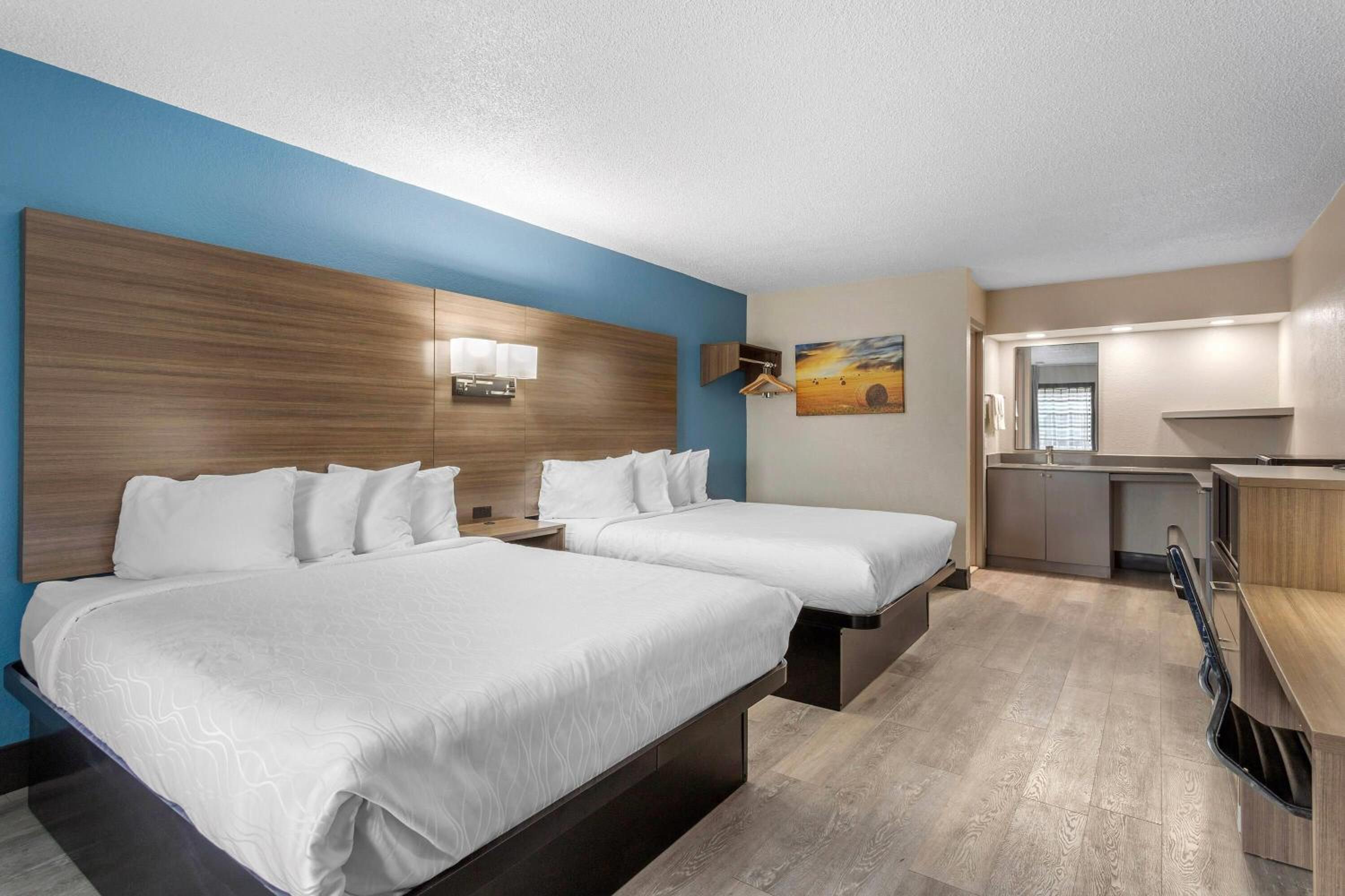Queen Room with Two Queen Beds and Pool View - Non-Smoking - Photo 1