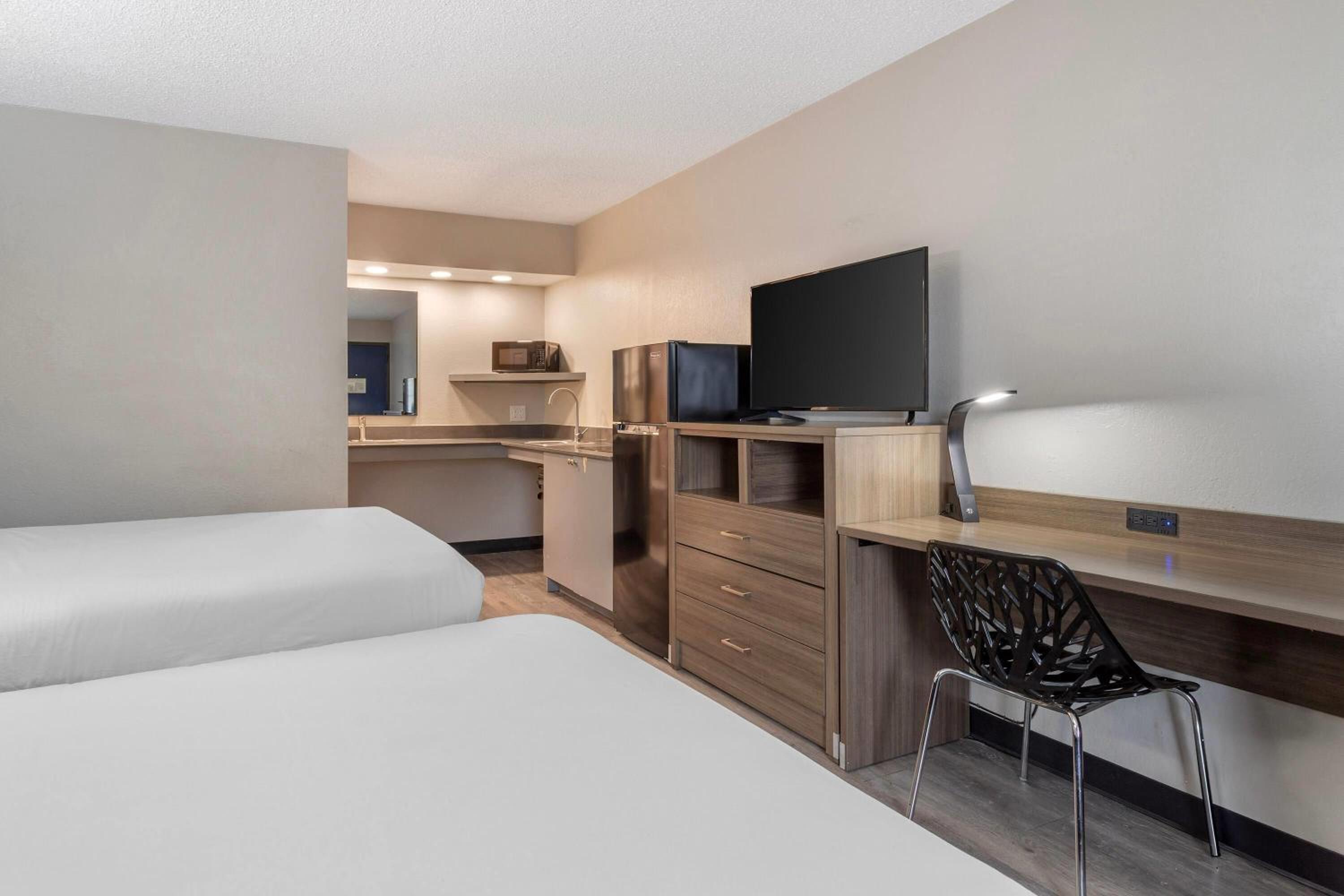 Deluxe Double Room with Two Double Beds and Kitchenette - Non-Smoking - Photo 1