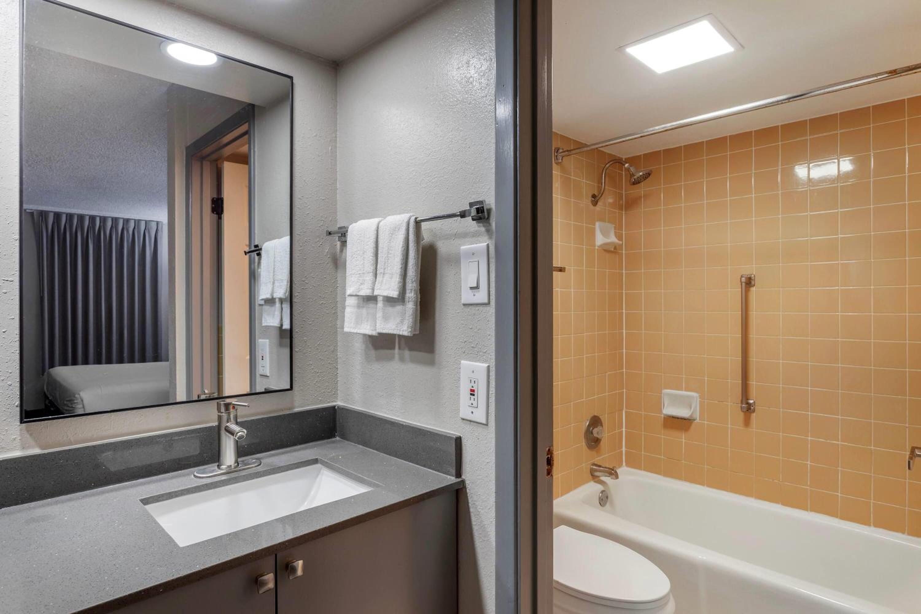Deluxe King Room with Kitchenette - Non-Smoking - Photo 2