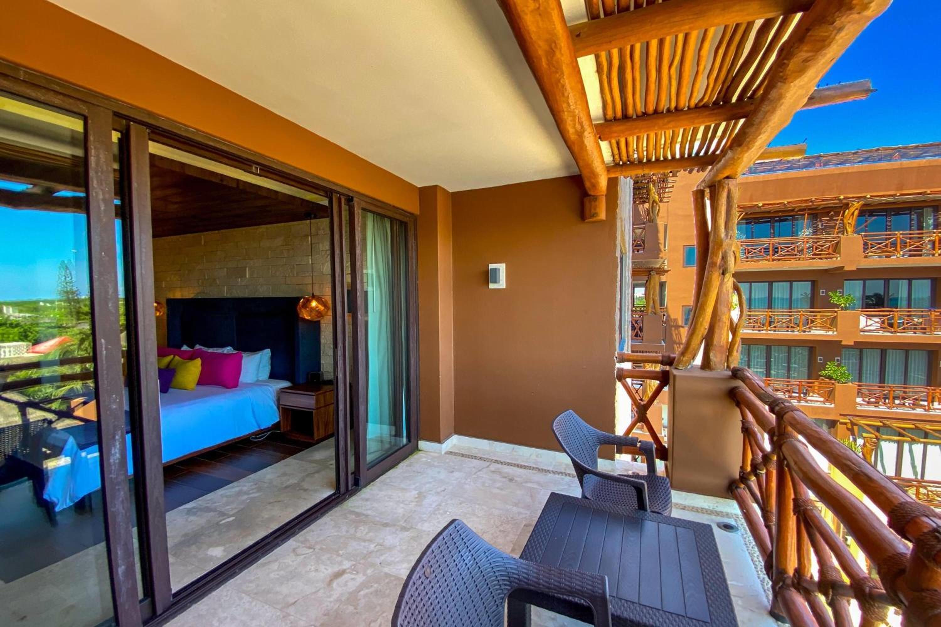 Junior King Suite with Balcony - Non-Smoking