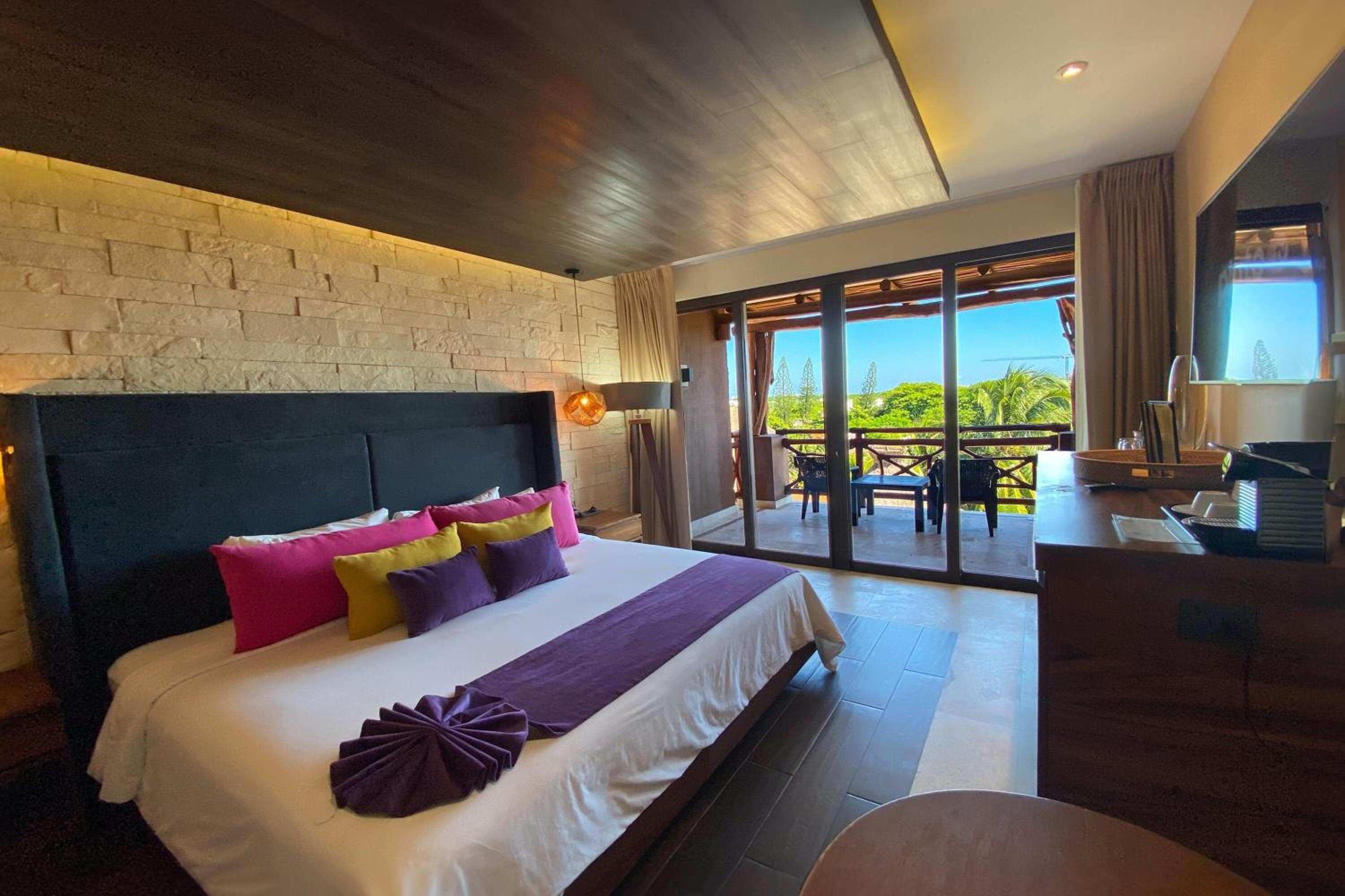 Junior King Suite with Balcony - Non-Smoking photo 2