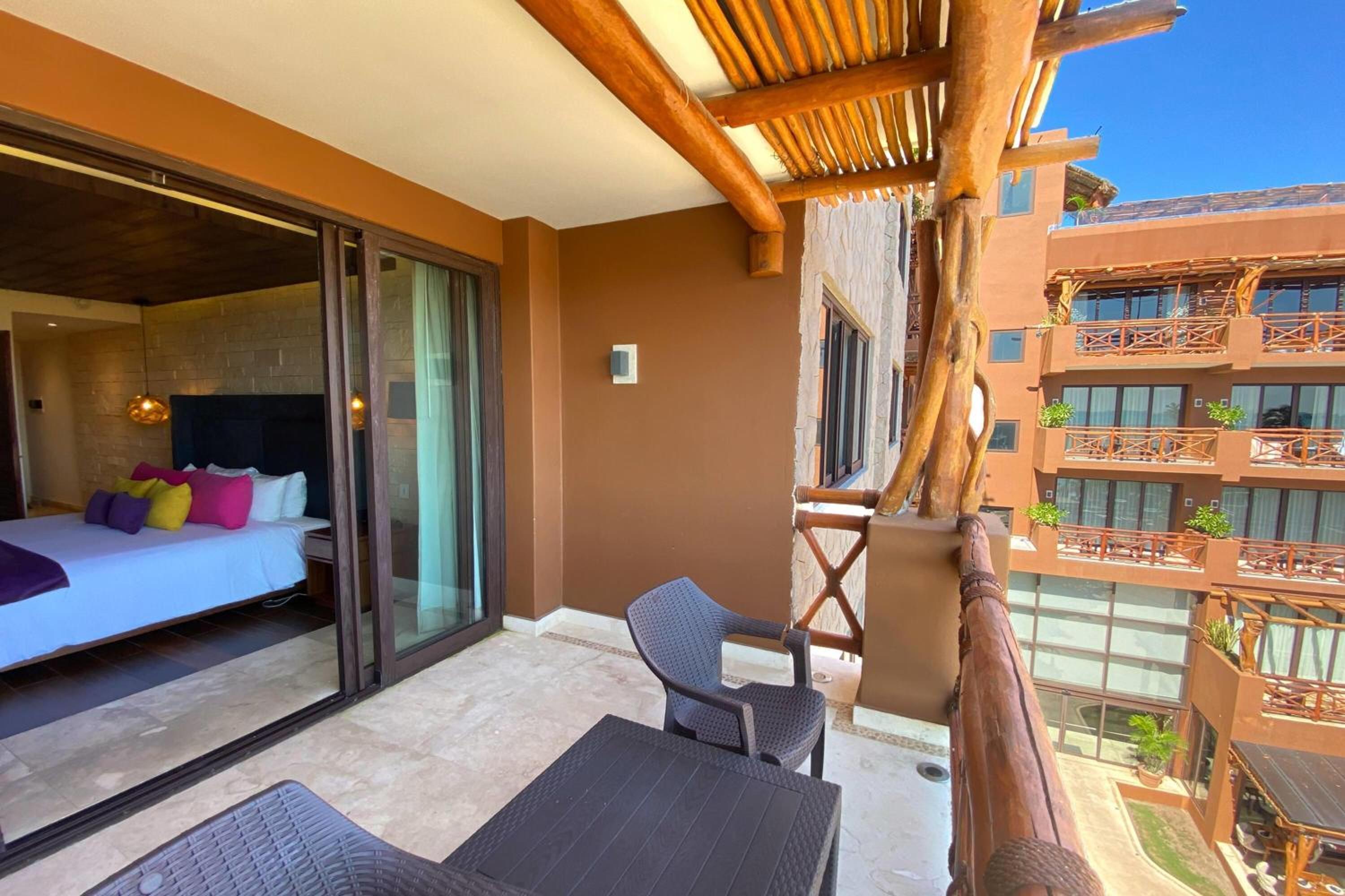 Junior King Suite With Balcony - Non-smoking