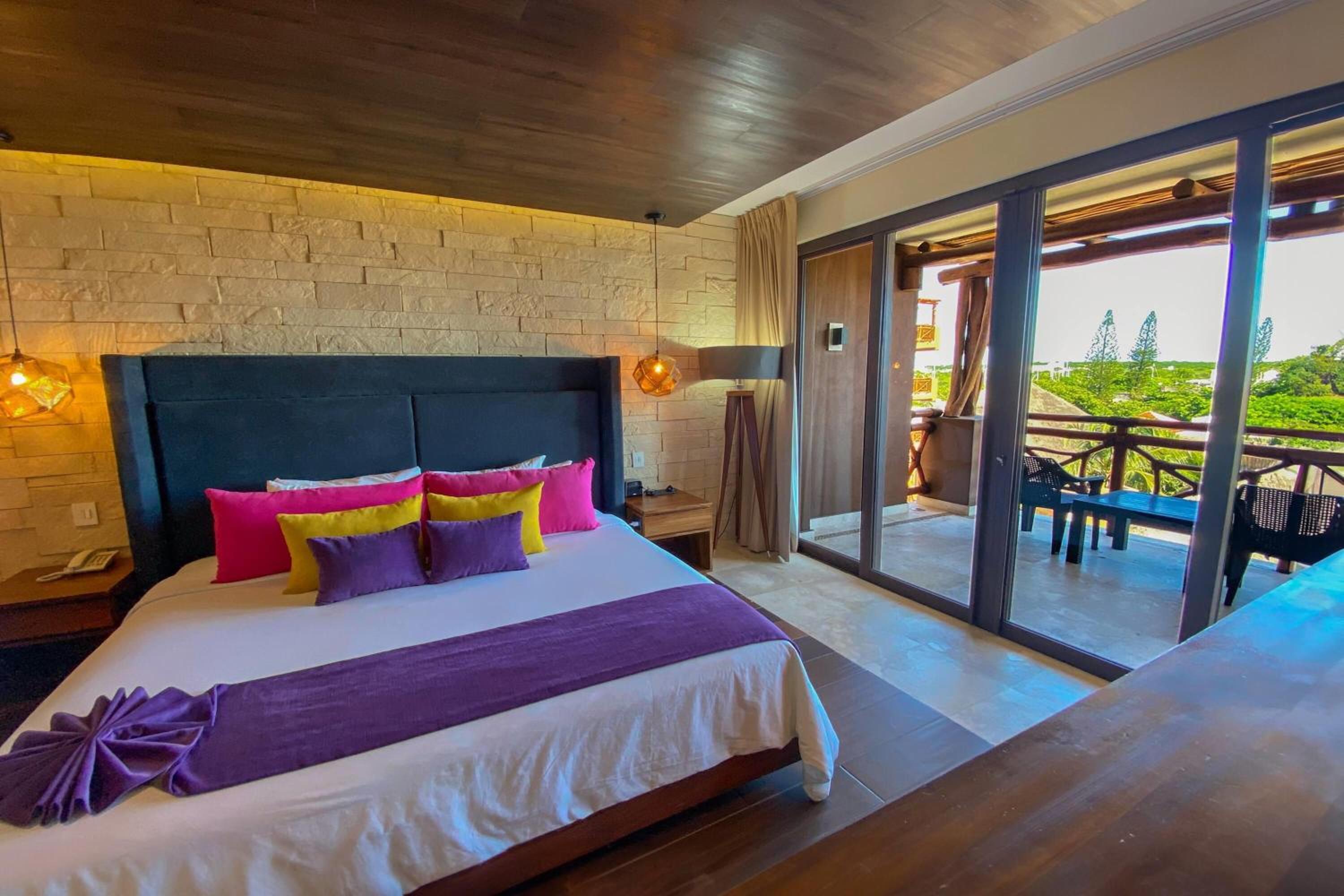 Junior King Suite with Balcony - Non-Smoking photo 3