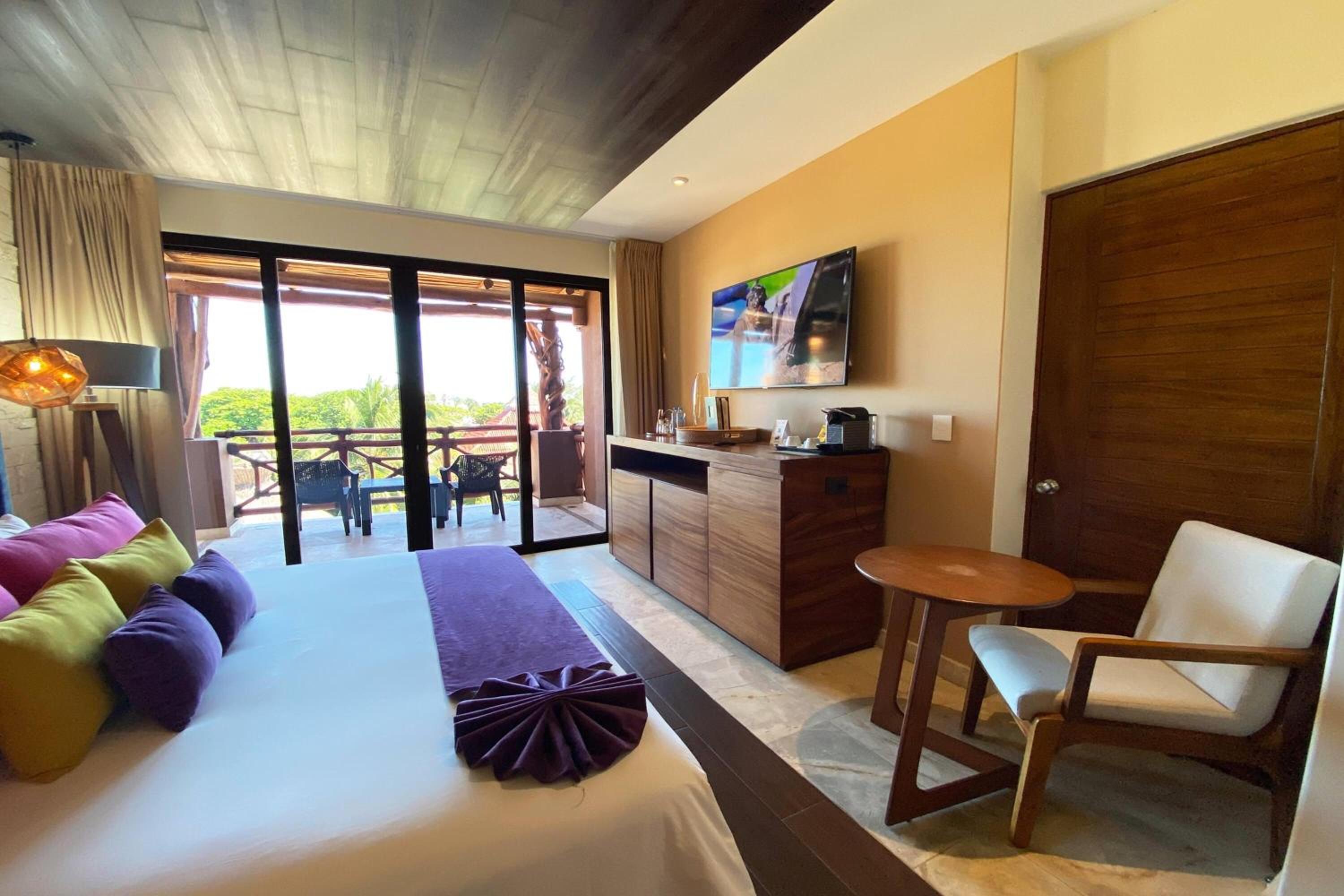 Junior King Suite With Balcony - Non-smoking