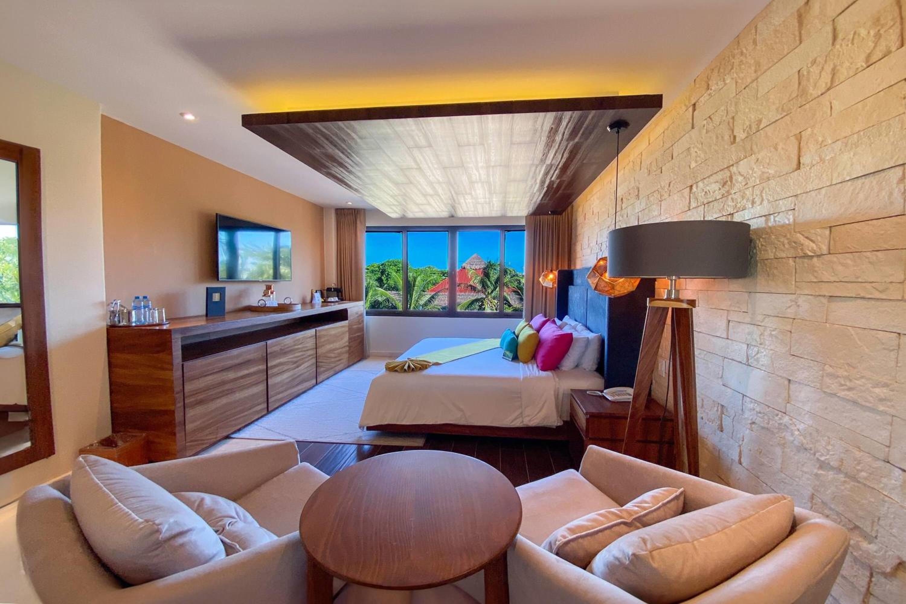 Oceanfront Villa with One King Bed and Two Double Beds - Non-Smoking photo 2