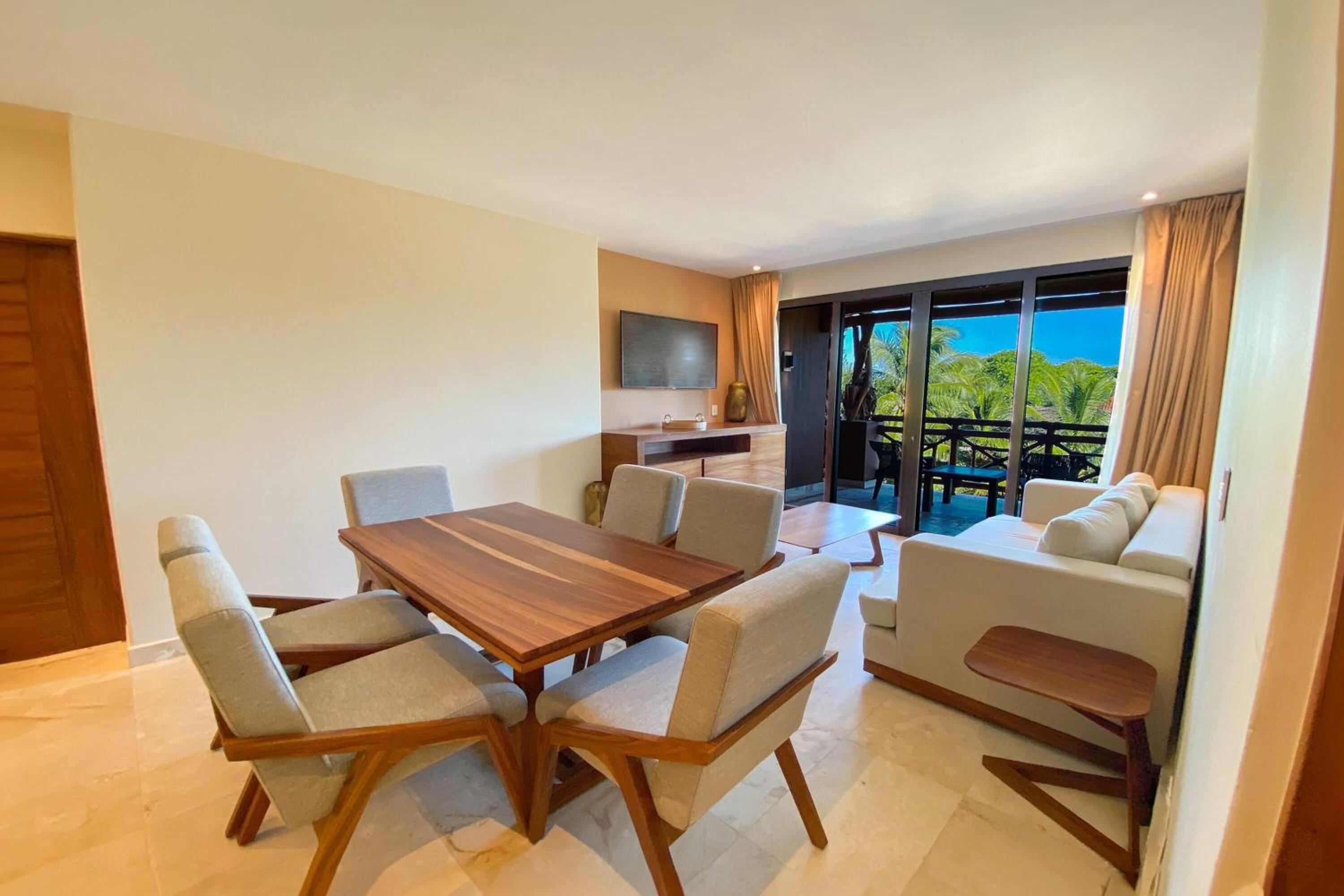 Deluxe King Suite With Ocean View - Non-smoking