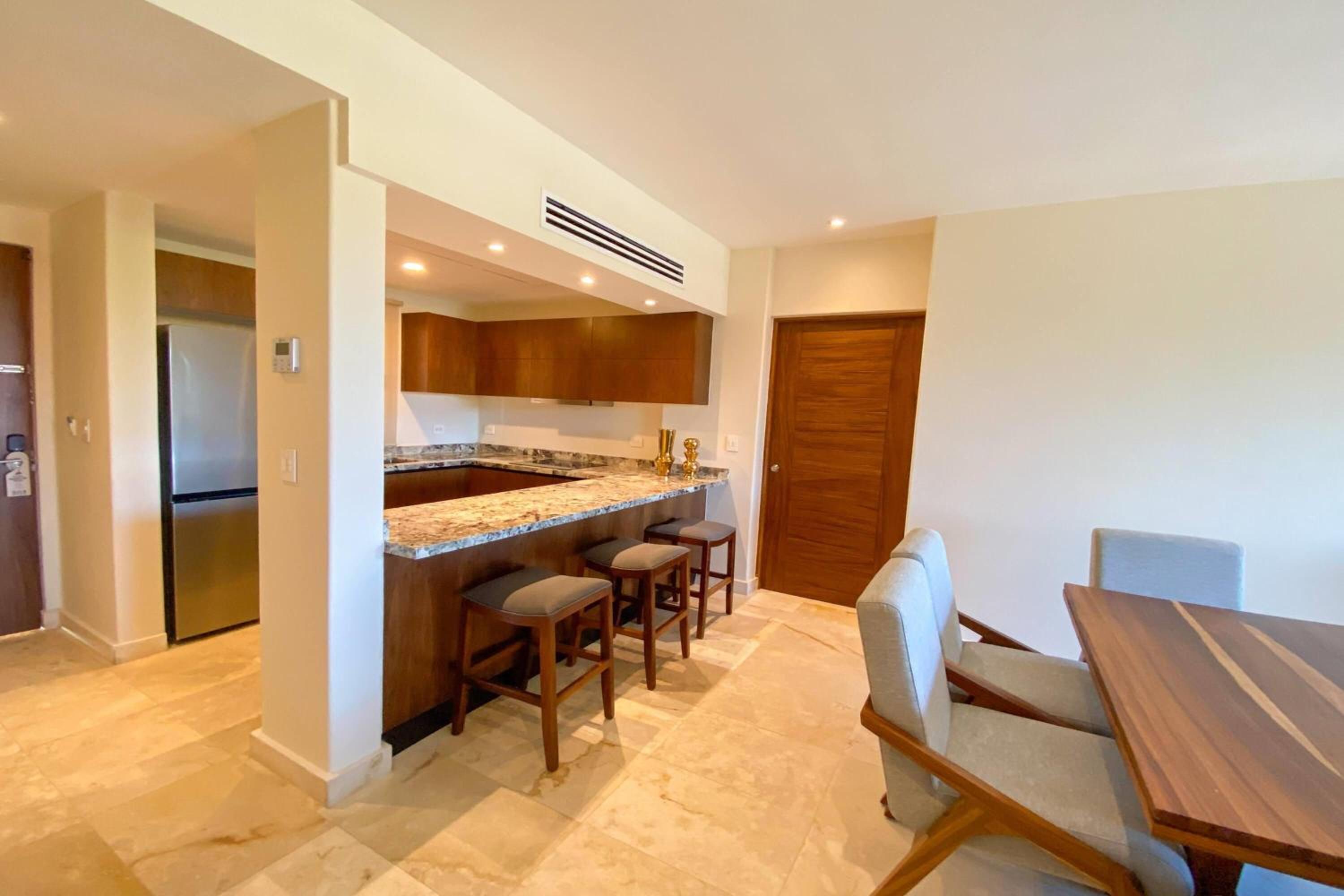 Oceanfront Villa with One King Bed and Two Double Beds - Terrace/Non-Smoking photo 3