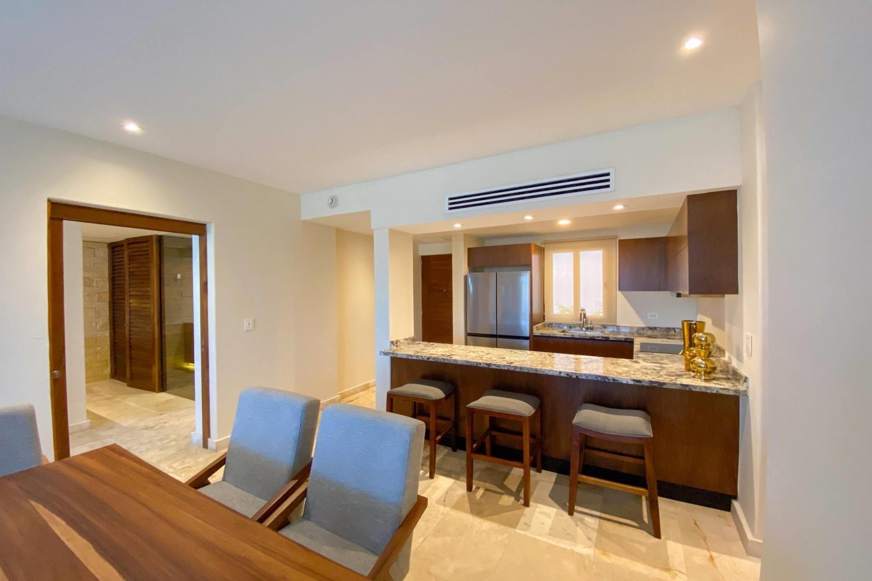 Deluxe King Suite With Ocean View - Non-smoking