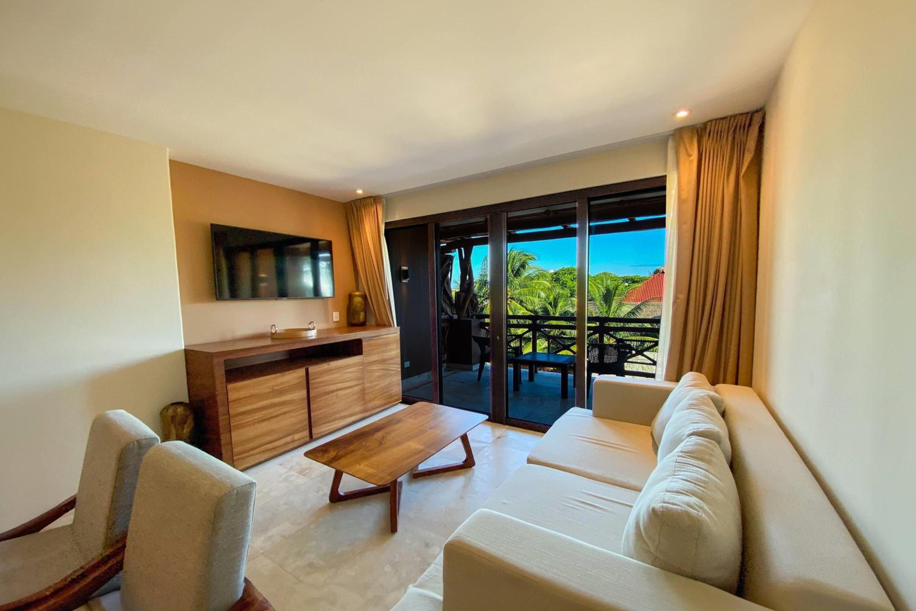 Deluxe King Suite With Ocean View - Non-smoking