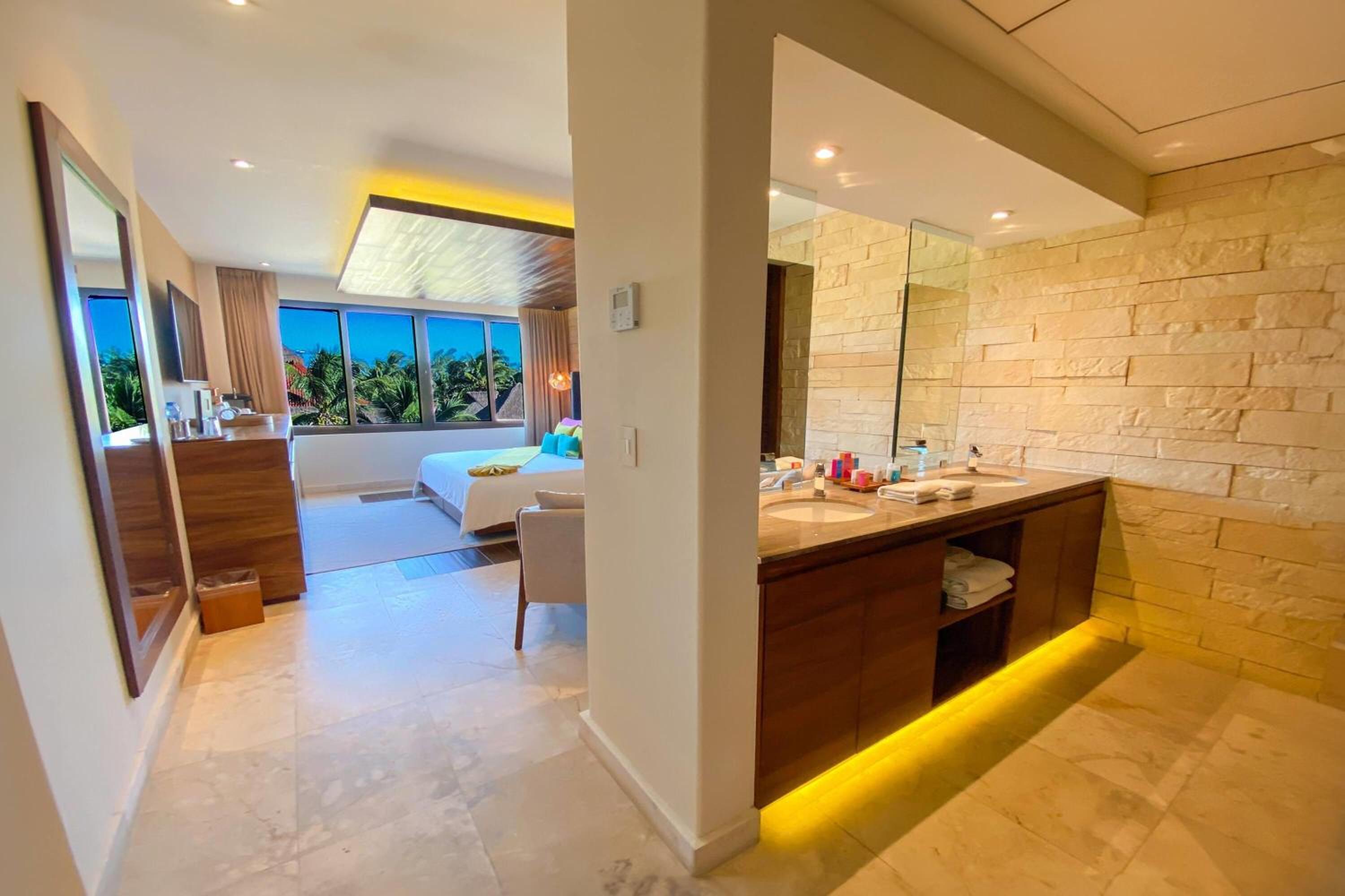 Deluxe King Suite With Ocean View - Non-smoking
