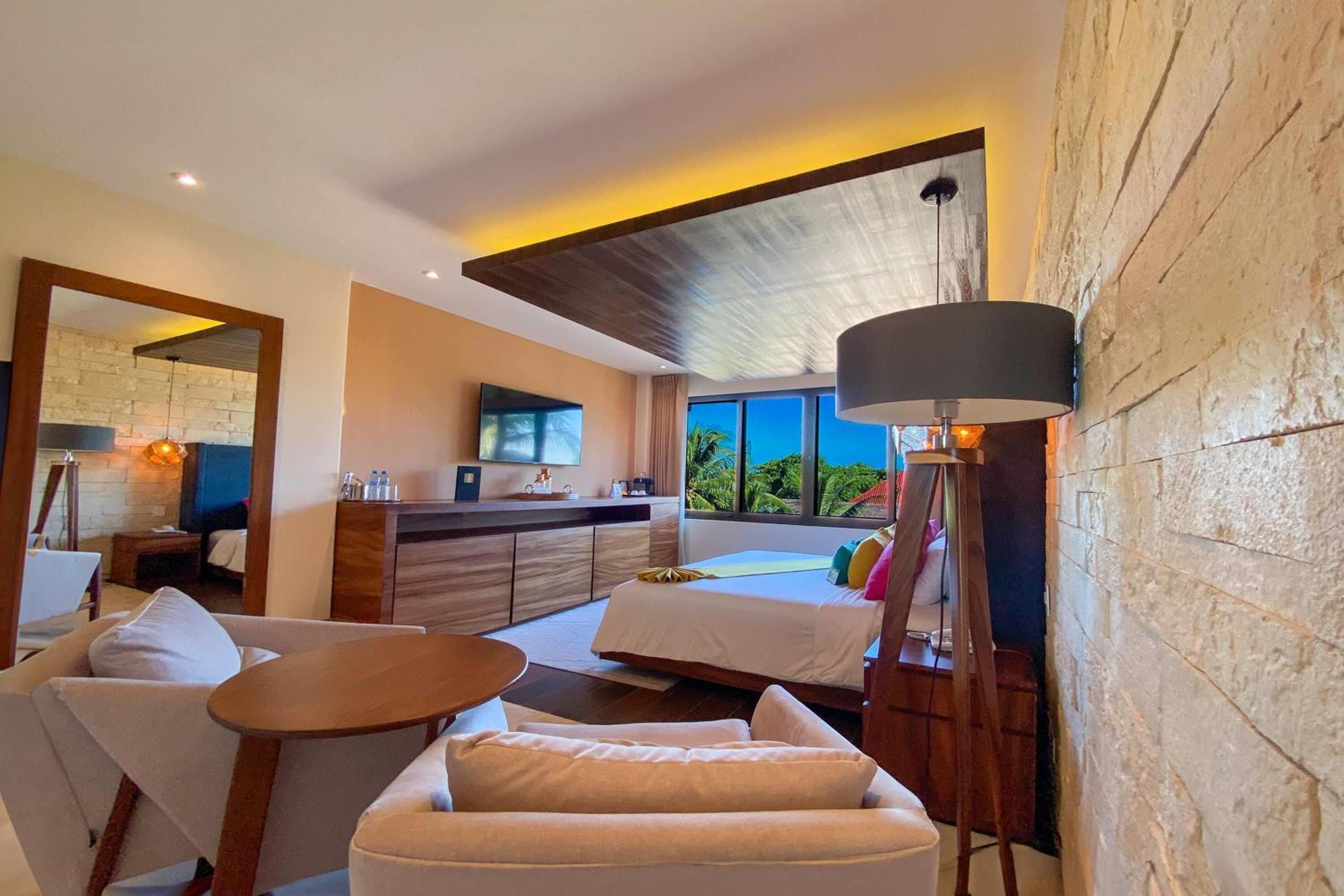Deluxe King Suite With Ocean View - Non-smoking