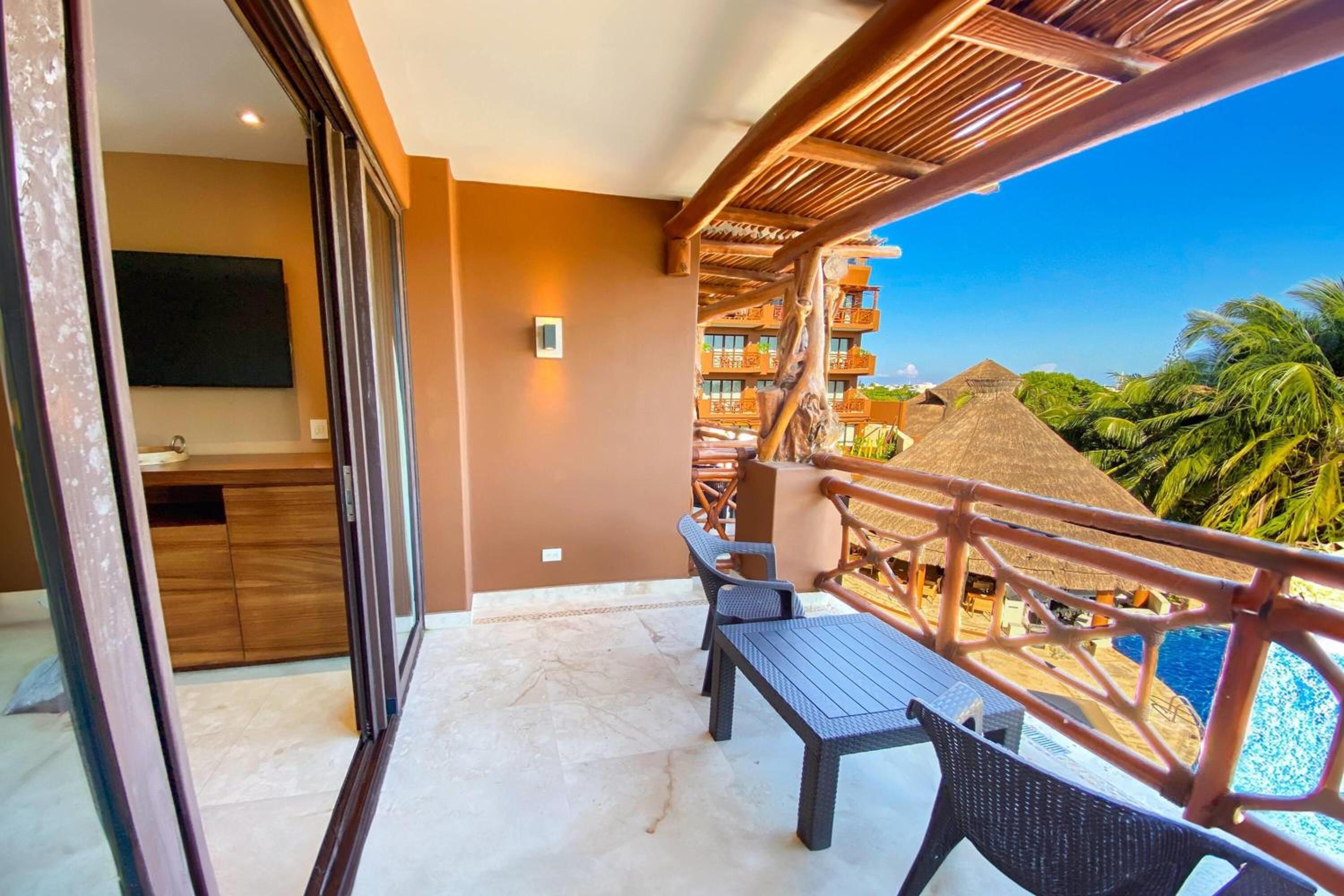 Deluxe King Suite With Ocean View - Non-smoking