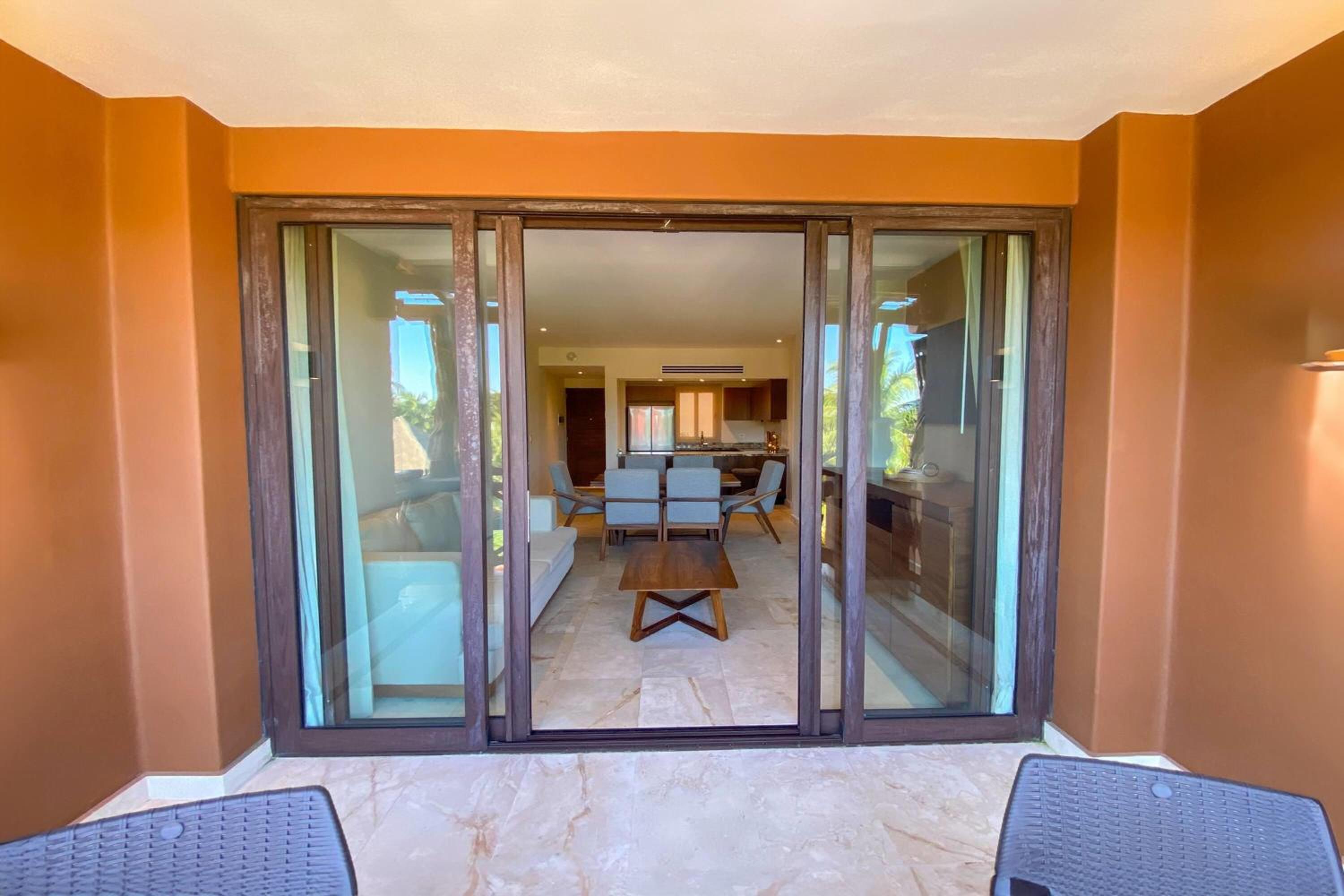 Deluxe King Suite With Ocean View - Non-smoking